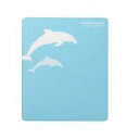 animal mousepad アニマルマウスパッド （イルカ）　MP-111D 型番 　MP-111D JANコード 　4953103226661 メーカー 　エレコム 色　　 イルカ 本体サイズ ：【外形寸法】幅 150.0 × 奥行 180.0 × 高さ 0.9mm サイズ ：【操作面寸法】幅 140 × 奥行 170mm 本体重量 　　50g 主な対応マウス　光学式、レーザー式 ● 動物シルエットのイラストを配置した雑貨テイストのマウスパッド“animal mousepad” 使うのが楽しくなる雑貨テイストのアニマル柄タイプのマウスパッドです。シマウマ、カエル、フラミンゴ、イルカ、ネコといった動物のシルエットと、それぞれのイメージに合わせた鮮やかな背景カラーを組み合わせています。おしゃれでスタイリッシュなデザインがデスクまわりを楽しく演出します。 ● マウスの動作を的確にキャッチする「3Dアプローチ構造」● 吸着力の高いノンスリップ素材を使用● レーザー/光学式マウスに対応● 環境にやさしい「グリーン購入法適合商品」 環境にやさしい「グリーン購入法適合商品」になっています。個人だけでなく、企業や学校での一括購入にもお勧めです。