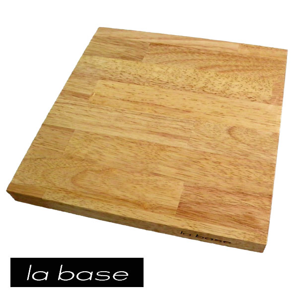 人気料理家の有元葉子さんがデザインしたまな板です。材質は上質なゴムの木を使用しています。通常のブナ材より弾力があり、疲れにくいのが特徴です。乾きがいいので、木製のまな板にしては扱いやすいと評判のひと品。