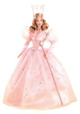 いらっしゃいませ！こちらの商品は未開封新品です。特に目立った傷や汚れも無くプレゼントとしても最適です(年数経過によりますパッケージの色褪せ、擦れ傷、四隅の劣化等の傷みがございます。お品自体には問題ございませんがご了承下さいませ)必ず当ストア詳細をご閲覧の上ご注文願います。 バービー、オズの魔法使いシリーズから、ピンクのドレスが素敵なグリンダの登場です。ベビーピンクの装いは彼女の優し気な性格を現しているかの様。バービーならではの美しい顔立ちも損なう事無く、気品を醸し出します。サウンドギミック付きでで、あの曲を届けます。 ▼こちらのお品は海外提携元よりお取り寄せ後の発送となっております。大変申し訳ありませんが20日程度のお時間を頂きたく思います。お時間を頂戴し恐縮ではございますが、ご了承の上ご注文下さいます様お願い申し上げます。 ご注文頂きましたお品は全てプチプチで丁寧に保護させて頂き、心を込めてお手元にお届け致します。無料ラッピング致します。詳細は当ストア情報をご覧下さいませ。ご注文お待ち申し上げております。