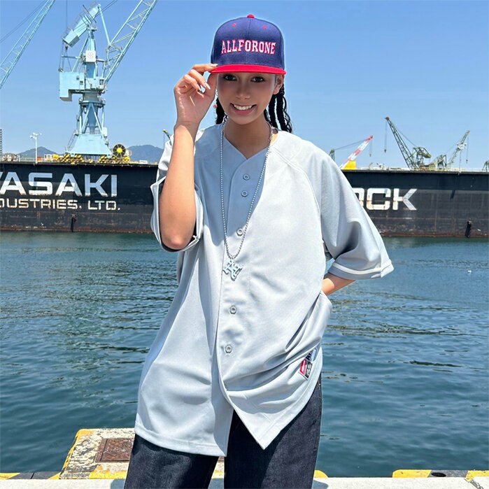 ※ ご注意 ：コチラの商品「無地」となります。左胸のマーキングは、御座いません。ご了承下さい。 【ミッドスクールファッションの定番】 DOPEなストリート、ヒップホップには欠かせないお馴染みベースボール シャツ。 いつの時代にも流されない筋金入りのオーバーサイズ愛好者には不動の一枚です。 最近細めのスタイルばかりでしっくりこない、また個性が抜き出ないという方必見です。 人それぞれのマイ ムーブメントがありますがHIPHOP カルチャーにおける「オーバーサイズ」は永遠の伝統ファッションです。 【サイズ】着丈/身幅(cm) XL：81/63 XXL：84/68 【備考】画像サイズ ：XXL 着用 【素材】ポリエステル 100%無地 ベースボールシャツ サイズ 着丈 身幅 XL 81cm 63cm 2XL 84cm 68cm