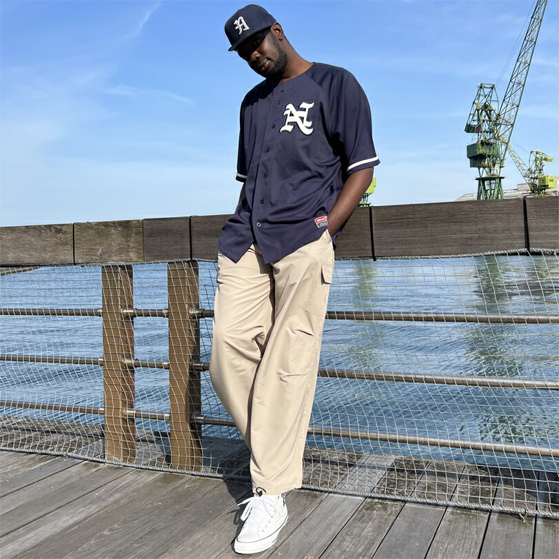 【ミッドスクールファッション スタンダード】 DOPEなストリート、ヒップホップに欠かせない定番ベースボール シャツ。 いつの時代にも流されない筋金入りのオーバーサイズ愛好者に不動の逸品。 左胸はAFO ロゴ レザーをアップリケ刺繍。 流行り廃りに流されない HIPHOP カルチャーにおける「オーバーサイズ」は永遠不滅です。 【カラー】 ネイビー[着用カラー] チャコール[着用カラー] グレー ブラック 【サイズ】着丈/身幅(cm) XL：81/63 XXL：84/68 MODEL ： Male / H 183cm XL 着用 NAVY MODEL ： Female / AI 170cm XXL 着用 GRAY MODEL ： Male / MC FAY 197cm 97kg XXL 着用 NAVY 【素材】ポリエステル 100%サイズ 着丈 身幅 XL 81cm 63cm 2XL 84cm 68cm