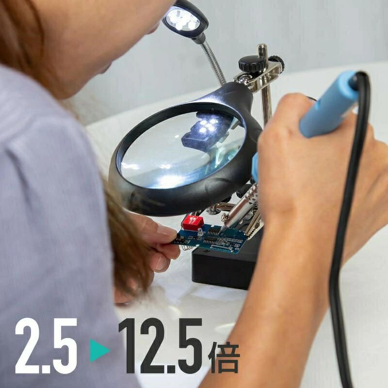 商品仕様 商品説明 スタンドタイプのLEDライト付きルーペ。 机などに置いたままハンズフリーで作業ができます。 半田ごてスタンド ヘルピングハンズ付きです。 ヘルピングハンズの2つのクリップがはんだ付け作業の時に基盤を支えてくれます。 ジョイント部分はボールジョイントなので様々な角度で使用できます。 プラモデル作りや工芸、手芸などにも最適です。 大型レンズで視界が広く精密な作業が可能です。 細かい作業に適した2.5倍レンズ（メイン）と補助に7.5倍と10倍レンズが付属します。 高輝度5LEDライトを搭載していますので、手元が暗い時でも作業が可能です 付属のAC/DCアダプターでの使用の他、電池でも使用が可能ですので、使用場所が限定されずいろいろな場所で使用が可能です。 商品内容 組み立て式 ■ スタンド本体 ×1 ■ レンズ ： 2.5倍 メインレンズ×1 7.5倍補助レンズ×1 10倍補助レンズ×1 ■ AC/DCアダプター×1 ※ 電池は付属いたしません。 商品詳細 ■ 本体サイズ（約）：横6.5cm×奥行9.8cm×高さ5.8cm ■ メインレンズサイズ ： 8.5cm ■ 乾電池 ： 単三電池×3 ※ 電池は付属いたしません。 注意事項 ■ 輸入品につき傷やスレなどがある場合がございます。ご了承下さい。 ■ 本ウェブサイトに掲載されている商品の色と実際の商品の色とは ご使用されるモニターまたはモニターの設定の違い等により相違がある場合があります。 ■ 商品機能以外のデザインや配線類のの仕様変更は予告なく行われる場合がございます。ご了承ください。 ■ご使用は自己責任でお願いします。誤った使用や取付不備による事故や怪我等に関しては当社では責任を負いません。 ■輸入品のため箱に傷や凹み等がある場合がございます。商品仕様 商品説明 スタンドタイプのLEDライト付きルーペ。 机などに置いたままハンズフリーで作業ができます。 半田ごてスタンド ヘルピングハンズ付きです。 ヘルピングハンズの2つのクリップがはんだ付け作業の時に基盤を支えてくれます。 ジョイント部分はボールジョイントなので様々な角度で使用できます。 プラモデル作りや工芸、手芸などにも最適です。 大型レンズで視界が広く精密な作業が可能です。 細かい作業に適した2.5倍レンズ（メイン）と補助に7.5倍と10倍レンズが付属します。 高輝度5LEDライトを搭載していますので、手元が暗い時でも作業が可能です 付属のAC/DCアダプターでの使用の他、電池でも使用が可能ですので、使用場所が限定されずいろいろな場所で使用が可能です。 商品内容 組み立て式 ■ スタンド本体 ×1 ■ レンズ ： 2.5倍 メインレンズ×1 7.5倍補助レンズ×1 10倍補助レンズ×1 ■ AC/DCアダプター×1 ※ 電池は付属いたしません。 商品詳細 ■ 本体サイズ（約）：横6.5cm×奥行9.8cm×高さ5.8cm ■ メインレンズサイズ ： 8.5cm ■ 乾電池 ： 単三電池×3 ※ 電池は付属いたしません。 注意事項 ■ 輸入品につき傷やスレなどがある場合がございます。ご了承下さい。 ■ 本ウェブサイトに掲載されている商品の色と実際の商品の色とは ご使用されるモニターまたはモニターの設定の違い等により相違がある場合があります。 ■ 商品機能以外のデザインや配線類のの仕様変更は予告なく行われる場合がございます。ご了承ください。 ■ご使用は自己責任でお願いします。誤った使用や取付不備による事故や怪我等に関しては当社では責任を負いません。 ■輸入品のため箱に傷や凹み等がある場合がございます。