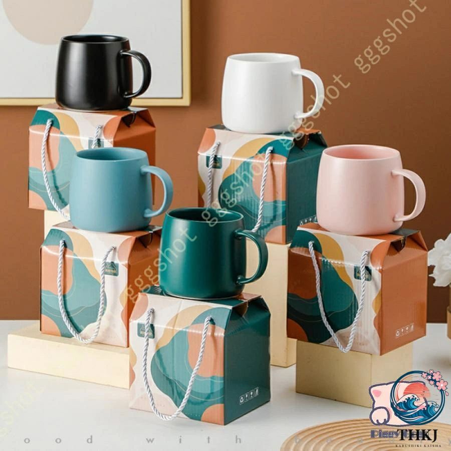 過ごし方に合わせたマグやボトルを選びませんか?【この商品について】セット：カップ+スプーン+ギフトボックス入りサイズ：口径:8.5cm 高さ:9cm内容量:500ml重量:500g素材?材質:陶器【商品説明】●良質、健康的でな食事をもたらす級のセラミックの使用を主張しています。●マグカップとしてスタンダードな安定感のあるフォルム。普段使いに最適なサイズで、カフェオレやココア、紅茶などゆっくり楽しみたい時におすすめです。●友達、家族、自分用、みんなに喜んで頂けるデザインです。●飽きのこないシンプルなデザインは暮らしのスタイルを問わずテーブルに馴染み、リラックスできる空間を演出。【特徴】●口元の反りが口当たりを良くします。●肉厚に作られているため、保温性に優れています。●飽きの来ない 風合いで使う人に癒しをあたえてくれる焼き物です。 ●スタッキング可能で収納の場所を取らないのも嬉しいポイント。【取扱い上の注意】●本商品は電子レンジでのご使用も可能ではございますが、一般的な家庭用レンジでのご使用に限ります。●食器洗浄機にも対応しているので、お手入れも簡単。過ごし方に合わせたマグやボトルを選びませんか?【この商品について】セット：カップ+スプーン+ギフトボックス入りサイズ：口径:8.5cm 高さ:9cm内容量:500ml重量:500g素材?材質:陶器【商品説明】●良質、健康的でな食事をもたらす級のセラミックの使用を主張しています。●マグカップとしてスタンダードな安定感のあるフォルム。普段使いに最適なサイズで、カフェオレやココア、紅茶などゆっくり楽しみたい時におすすめです。●友達、家族、自分用、みんなに喜んで頂けるデザインです。●飽きのこないシンプルなデザインは暮らしのスタイルを問わずテーブルに馴染み、リラックスできる空間を演出。【特徴】●口元の反りが口当たりを良くします。●肉厚に作られているため、保温性に優れています。●飽きの来ない 風合いで使う人に癒しをあたえてくれる焼き物です。 ●スタッキング可能で収納の場所を取らないのも嬉しいポイント。【取扱い上の注意】●本商品は電子レンジでのご使用も可能ではございますが、一般的な家庭用レンジでのご使用に限ります。●食器洗浄機にも対応しているので、お手入れも簡単。