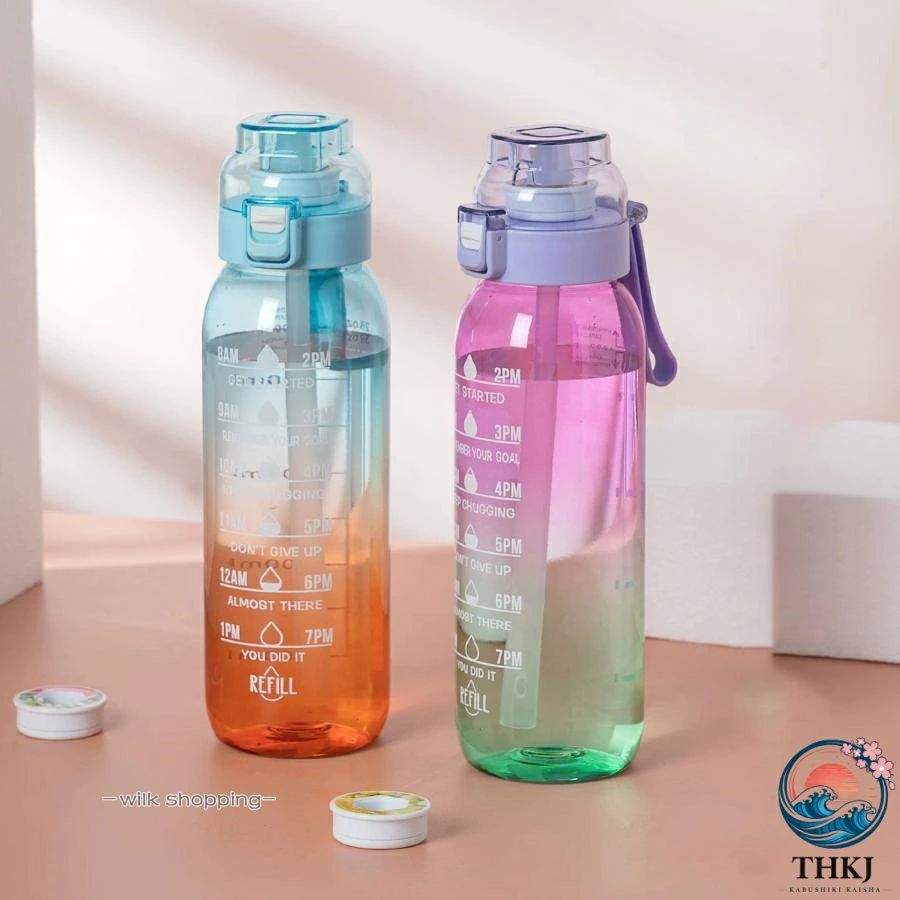 素材：PP+PC重さ：約250g容量：1000 ml商品寸法 (幅x高さ)：約28.5X7CM（多少の誤差をご了承ください）セット内容：水筒一つのみサイズの測定はですので、実物と対象の誤差があることをご了承くださいセット内容ボトル一つのみ:1000mlの大容量で、を通して毎日の水のニーズを満たすことができます。ストロー付き、シリコン製で柔らかい、取り外し可能、お手入れ簡単ボタンをクリックして片手で簡単に開けます。安全なロックを設計されており、ほこりや漏れを防ぎます。持ち手がいており、軽量で持ち運びに便利です。1ごとのマーカーがあり、毎日の水の摂取量を増やすのに役立ちます。ストローがあり、水飲みにとても便利です。さまざまな鮮やかな色とかわいいパターン、 キャンプ、ハイキング、スポーツ、ヨガ、スポーツ、釣り、バーベキュー、または日常生活に非常に適しています。　素材：PP+PC重さ：約250g容量：1000 ml商品寸法 (幅x高さ)：約28.5X7CM（多少の誤差をご了承ください）セット内容：水筒一つのみサイズの測定はですので、実物と対象の誤差があることをご了承くださいセット内容ボトル一つのみ:1000mlの大容量で、を通して毎日の水のニーズを満たすことができます。ストロー付き、シリコン製で柔らかい、取り外し可能、お手入れ簡単ボタンをクリックして片手で簡単に開けます。安全なロックを設計されており、ほこりや漏れを防ぎます。持ち手がいており、軽量で持ち運びに便利です。1ごとのマーカーがあり、毎日の水の摂取量を増やすのに役立ちます。ストローがあり、水飲みにとても便利です。さまざまな鮮やかな色とかわいいパターン、 キャンプ、ハイキング、スポーツ、ヨガ、スポーツ、釣り、バーベキュー、または日常生活に非常に適しています。　