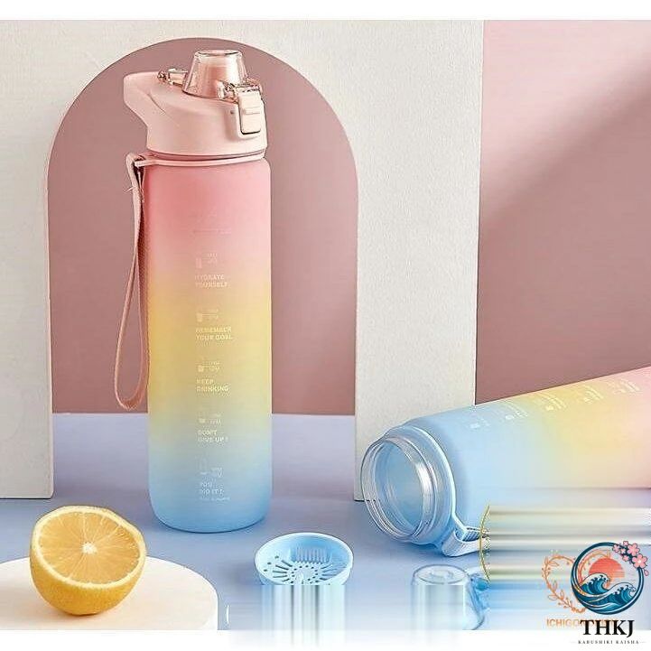 スポーツボトル 水筒 夏用 大容量 ストロー プラスチック グラデーション 1リットル 1100ml ジム 運動 ヨガ 室内 室外 トレーニング スムージー シェイカー 便利 軽量目盛り付 おしゃれ かわいい常温で水分補給をするアスリートやヨガなど、スポーツシーンで大活躍します。簡単にロックできる開閉キャップで、持ちやすい形状でスタイリッシュなデザインです。スタッキングできるので省スペースに収納可能！飲み口が広口なので、プロテインや粉末のグリーンスムージーのシェイカーとしてもオススメなので、スポーツジムでの利用にもおすすめです。人体への悪影響が指摘されているbpa（ビスフェノールa）という化学物質を含まない安心品質の製品です。スポーツボトル 水筒 夏用 大容量 ストロー プラスチック グラデーション 1リットル 1100ml ジム 運動 ヨガ 室内 室外 トレーニング スムージー シェイカー 便利 軽量目盛り付 おしゃれ かわいい常温で水分補給をするアスリートやヨガなど、スポーツシーンで大活躍します。簡単にロックできる開閉キャップで、持ちやすい形状でスタイリッシュなデザインです。スタッキングできるので省スペースに収納可能！飲み口が広口なので、プロテインや粉末のグリーンスムージーのシェイカーとしてもオススメなので、スポーツジムでの利用にもおすすめです。人体への悪影響が指摘されているbpa（ビスフェノールa）という化学物質を含まない安心品質の製品です。