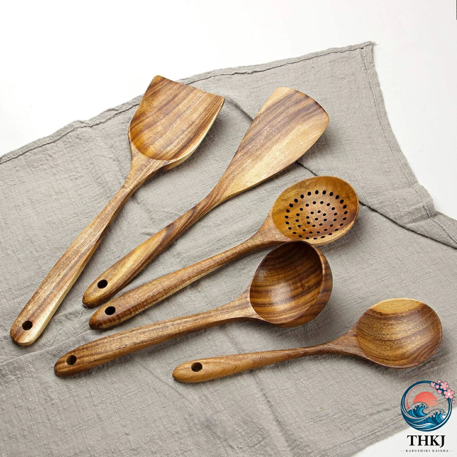 【商品説明】【セット内容】しゃもじ：23.5x7.5cm、フライ返し：31.5x7.5cm、ターナー：34cmx8.5cm、スキーマー：28.5x8.5cm、スープスプーン：26.5x8cm【素材】天然木アカシア。1cm以上の厚みがあり、耐久性に優れています。木製なので、他の調理器具を痛めることなく使えます。また、表面を天然漆でコーティングしているため、安全安心です。【特徴1】持ち手部分に穴があいているため、壁にかけて、乾かしたり、簡単に収納できたりします。【特徴2】シェフ、料理人など色々な方の意見を取り入れ、全体設計をしており、使いやすいサイズ、デザインになっております。また、木製なので、使い込むほど、手になじんできます。【カスタマーサポート】日本での安心なカスタマーサポートを整備しております。ご質問ご要望あればお気軽にお尋ねください。【商品説明】【セット内容】しゃもじ：23.5x7.5cm、フライ返し：31.5x7.5cm、ターナー：34cmx8.5cm、スキーマー：28.5x8.5cm、スープスプーン：26.5x8cm【素材】天然木アカシア。1cm以上の厚みがあり、耐久性に優れています。木製なので、他の調理器具を痛めることなく使えます。また、表面を天然漆でコーティングしているため、安全安心です。【特徴1】持ち手部分に穴があいているため、壁にかけて、乾かしたり、簡単に収納できたりします。【特徴2】シェフ、料理人など色々な方の意見を取り入れ、全体設計をしており、使いやすいサイズ、デザインになっております。また、木製なので、使い込むほど、手になじんできます。【カスタマーサポート】日本での安心なカスタマーサポートを整備しております。ご質問ご要望あればお気軽にお尋ねください。