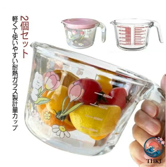 商品情報軽くて使いやすい耐熱ガラス製計量カップ耐熱ガラスで出来ているので、とても丈夫、熱湯にも電子レンジにもOK！カフェラテやホットミルクなども簡単に作れて便利です。ニオイや色移りもしにくく耐食性や耐酸性に優れていて、毎日清潔にお使いいただけます。注ぎ口が付いている、液体を注ぐ時もこぼれにくいです。500ml、1L00mlと2つのサイズがあり、材料や調味料の分量をそれぞれカップで計っておくと、お菓子作りやパン作りなどもスムーズに行えるのでおすすめ♪サイズ2個セットサイズについての説明容量500ml/口直径13cm/高さ9cm　容量1000ml/口直径15.7cm/高さ11.2cm　サイズ表の実寸法は商品によって1-2cm程度の誤差がある場合がございます。素材耐熱ガラス色500ML蓋付き兎 500ML蓋なしクリア 1000ML蓋なしクリア商品情報軽くて使いやすい耐熱ガラス製計量カップ耐熱ガラスで出来ているので、とても丈夫、熱湯にも電子レンジにもOK！カフェラテやホットミルクなども簡単に作れて便利です。ニオイや色移りもしにくく耐食性や耐酸性に優れていて、毎日清潔にお使いいただけます。注ぎ口が付いている、液体を注ぐ時もこぼれにくいです。500ml、1L00mlと2つのサイズがあり、材料や調味料の分量をそれぞれカップで計っておくと、お菓子作りやパン作りなどもスムーズに行えるのでおすすめ♪サイズ2個セットサイズについての説明容量500ml/口直径13cm/高さ9cm　容量1000ml/口直径15.7cm/高さ11.2cm　サイズ表の実寸法は商品によって1-2cm程度の誤差がある場合がございます。素材耐熱ガラス色500ML蓋付き兎 500ML蓋なしクリア 1000ML蓋なしクリア