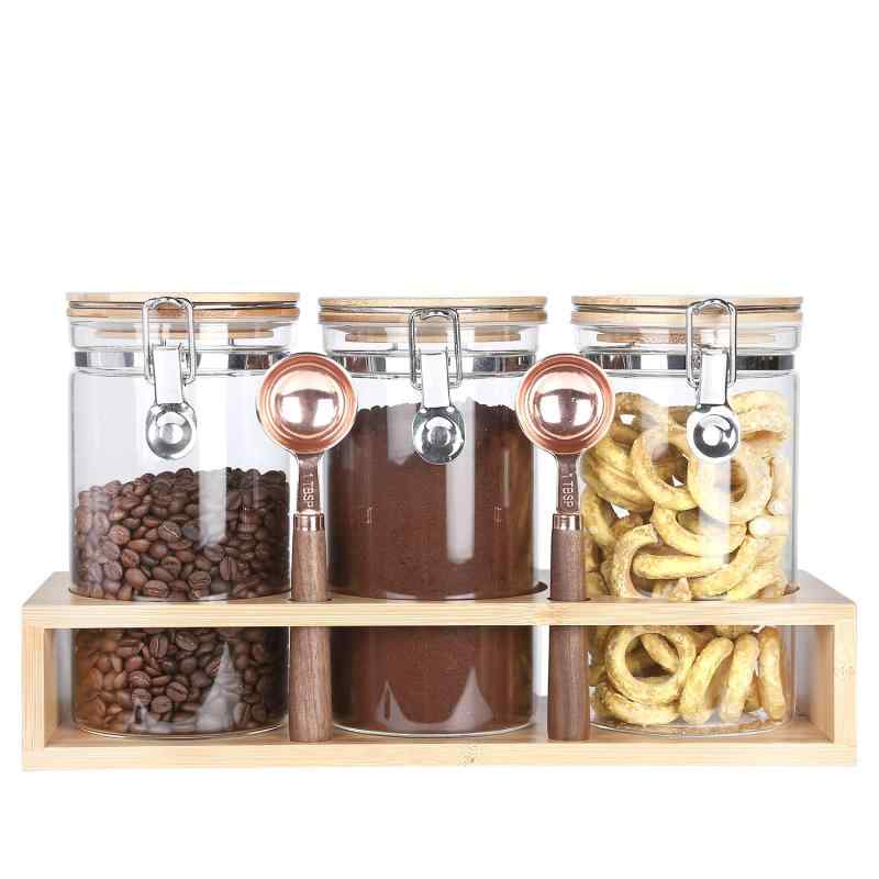 KKC コーヒー豆保存容器 ガラス保存容器 密閉保存瓶 密封びん 珈琲豆 コーヒー粉 ナッツ スナック 紅茶 食品貯蔵 気密容器 キャニスター 3個セット 1200ML スプーン付き【商品仕様】●サイズ：直径10cm×高さ19.2cm （蓋付き）●セット内容：3個1200MLガラス瓶+2個スポーン+ラック●容量：1200MLガラス瓶は小麦粉約600g、あるいは砂糖約1800g、あるいはコーヒー豆約430gを入れるにあたり。 ●洗濯方法：お手入れブラシを利用します。【高品質素材】気密性ありガラス瓶は、高ホウケイ酸ガラスと天然の竹蓋でできており、BPAフリーで、家族の健康を守ります。フタが取り外せる、洗濯可能。厚みのあるガラスと滑らかなボトルの口で、瓶は頑丈で耐久性があります。【密閉度が高く】KKCのキッチン収納ジャーには丈夫で高気密、デザインと機能を兼ね備えた保存容器。シリコンシーリングリングは空気を遮断することができ、絶妙な竹蓋は簡単に開くことができます。KKCのガラス瓶は保管に最適な容器です。横からもひと目で中身がわかるので引き出しや棚、冷蔵庫などに置いても迷わずさっと取り出せます。【積み重ね可能】この透明な収納容器は毎日の収納に不可欠な選択肢です。キャニスターは広口スタイル、ガラス瓶の蓋は完全に解体できますので、洗濯や乾燥等便利です。収納の食材は変わっても、元の匂い残る心配ありません。 食品保存トレイは、冷蔵庫や冷凍庫内の雑物をよく保存でき、積み重ねて収納できるので、使用後もスペースを取らず保管できます。【適用範囲】密封保存もできるので乾物などの保存に便利です。コーヒー・お茶・ドライフルーツ，クッキー、砂糖、小麦粉、スパイスシリアル、ナッツ、キッチン収納、パスタ、米、スナック、キャンディー、食品保存を保存するのは最適です。食品貯蔵キャニスターは、キッチンや食器棚を体系的に整理して装飾するのに役立ちます。