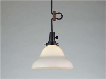 メーカー： Gotoh Lighting Factory / 後藤照明株式会社　　 ・硝子セードシリーズ ・60Wホワイトシリカ球付 ・60Wまで対応 ・コード長さ約71.0cm ・全長約97.0cm ・幅約23.0cm ・高さ約20.0cm ・重量約687g ・ベルリヤ硝子セード ・セードホルダー（φ65） ・キーソケット ・黒コード ・引掛シーリングキャップ付 ・黒CPフレンジ ・丸木自在（茶）付 ・屋内用 ※寸法は手作りの為、多少誤差が生じます。 ※手吹き硝子は気泡等がそれぞれに発生することをご容赦願います。 ※受注生産品のため、お時間がかかる場合がございます。 ※受注生産品のため、ご注文後の返品・交換・キャンセルは出来ませんのでご了承ください。 関連キーワード ペンダント照明　引掛シーリング　シンプル　照明器具　レトロ 室内用　天井照明　吊り下げ　クラシック　アンティーク後藤照明引掛シーリング式ペンダントライト 天井に以下のいずれかの電気引出部品があれば、簡単に取り付けられます。 ≪関連商品≫ 60Wホワイトシリカ球付GLF-3473 電球なしGLF-3473X