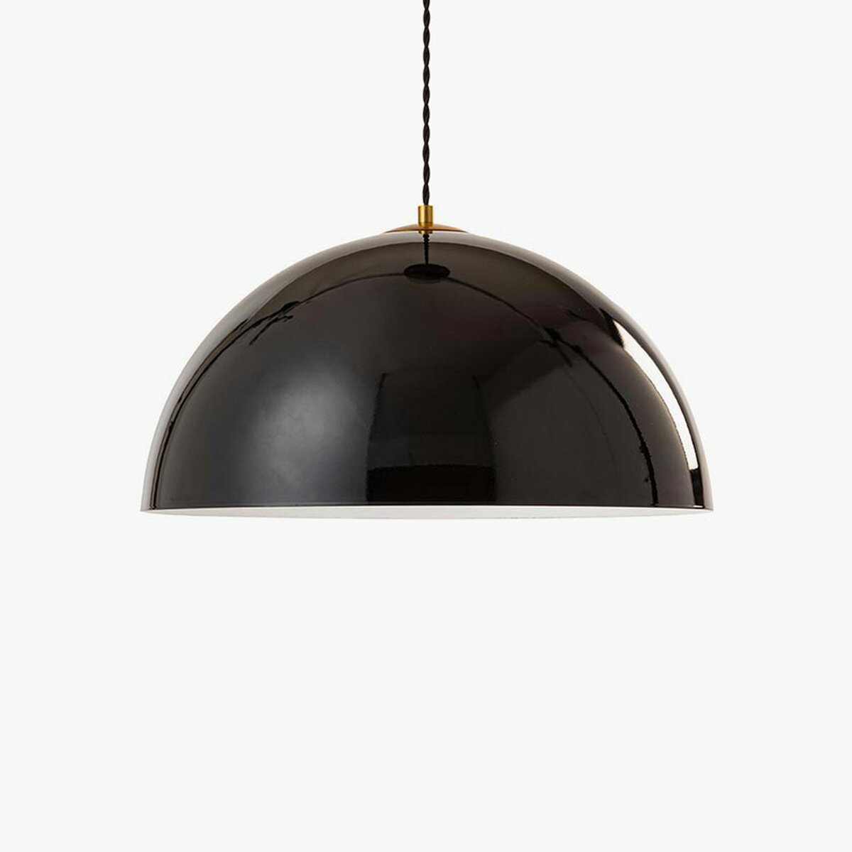 メーカー： HERMOSA / ハモサ シリーズ名：COPEN LAMP L [Size] W500 × H250 CORD3000 mm [Material] STEEL [Weight] 2.6kg [etc.] 付属電球E26/100W×1 ON/OFFのみ [推奨適用畳数] LIGHT 4.5 畳 まで ※お取り寄せ商品となります。 ※ご注文後の返品・交換・キャンセルは出来ませんのでご了承ください。 ※器具落下の原因になりますので、傾斜のある天井や傾斜を合わせた舟底天井には絶対に取付けないで下さい。 関連キーワード 照明器具 ペンダント照明 つり下げ 天井照明 吊下げHERMOSA　ハモサペンダントライトCOPEN LAMP（コペンランプ） ■特徴 こちらのコペンランプはSサイズとLサイズの2型です。 つるつるとした艶感のある塗装を施しており、 ホワイトシェードの内側は真鍮色のゴールドで高級感があり ブラックシェードの内側はホワイトになっていて光を反射してくれます。 いずれもシンプルなデザインですので、どんなお部屋にも馴染みます。 コードの長さ変更は、コード自体の長さが3mあり、 シーリングカップの中でコードを巻き付けて調節していただけます。 コードが見えなくなるまで短くすることもできますが、 カップの下に固定ネジが2本出ているためシェードに当たらないように等、 考慮するとコードは2,3cmは見えていた方がおすすめです。 ご自身でお好きな高さに変えてお楽しみください。 COPEN LAMP S（コペンランプ S） NA-003BK NA-003WH COPEN LAMP L（コペンランプ L） NA-004BK NA-004WH