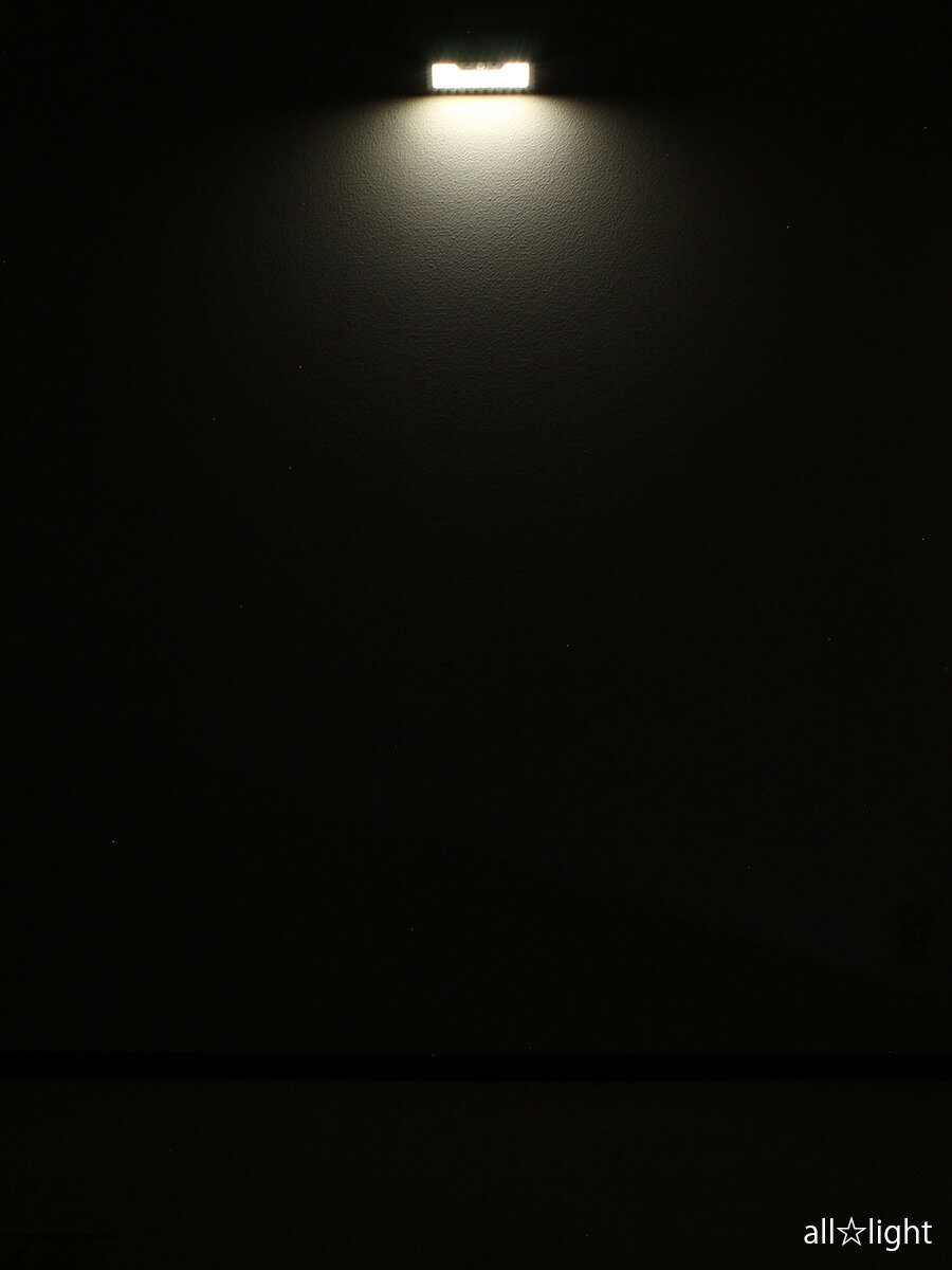 ELPA　LEDセンサーウォールライト　ソーラー発電式　屋外用　防水仕様IP65　常夜灯モード搭載　電球色の明かり　全光束約400lm　ESLK411SLL