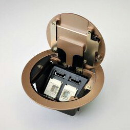 こちらの商品は外箱を開封された場合、返品交換を承ることは出来かねます。 (不良商品の場合は除く) 商品の品番・仕様等を充分にご確認頂いた上でご注文ください。 その他条件に付きましては 支払・配送方法 をご確認ください。 メーカー：TERADA (旧株式会社寺田電機製作所)　　 プラグ収納コンセント LCRプレート：器具（CAT6A×2／シャンパンゴールド） 特長 プレート厚2mmで床との段差を極力なくした為、足元にやさしい製品です。 プラグを収納した状態でコードを引き出せるため、使用時でも凹凸がすくなく、つまずき等の安全性を考慮しております。 取付ピッチ89mm ※組立品のため、ご注文後1-2週間程度お時間をいただく場合がございます。 関連キーワード 配線器具 埋め込み 床 フロア テラダTERADA　フロアコンセントLCRプレート器具 LCR10098M020 ■特長 プレート厚2mmで床との段差を極力なくした為、足元にやさしい製品です。 プラグを収納した状態でコードを引き出せるため、使用時でも凹凸がすくなく、つまずき等の安全性を考慮しております。