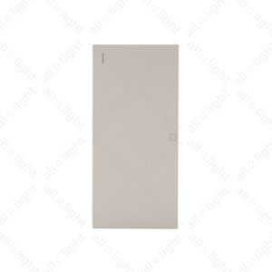 メーカー：JIMBO / 神保電器　 シリーズ名：artific series(アーティフィックシリーズ)　操作板 ※受注生産品のためお時間をいただく場合がございます。 ※受注生産品のため、ご注文後の返品・交換・キャンセルは出来ませんのでご了承ください。 ・ネーム入りの操作板は、操作板本体に直接ネームが印刷されています。 ・操作板の色とネームの書体・印刷色・印刷位置の組み合わせは固定です。それぞれの組み合わせを変えることはできません。 ・アーティフィックシリーズのネームは、英語もしくは数字表記のみです。 関連キーワード スイッチ 埋め込み 壁神保電器artific series(アーティフィックシリーズ)スイッチ操作板 ■特徴 服に合わせて持つアクセサリーが装いを引き締めたり印象を変えるように、スイッチやコンセントも空間を構成する一つの“意匠”として、ひとりひとりそれぞれの感性で空間に小さなアクセントを添えるように選び、楽しんでほしい、アーティフィックシリーズにはそんな思いを込めています。 ・ネーム入りの操作板は、操作板本体に直接ネームが印刷されています。 ・操作板の色とネームの書体・印刷色・印刷位置の組み合わせは固定です。それぞれの組み合わせを変えることはできません。 ・アーティフィックシリーズのネームは、英語もしくは数字表記のみです。 ［グレーシャスベージュ］ ニュアンスで合わせ込むコーディネーションの妙を感じさせる気品のあるグレージュ アクセントカラーは「Copper(カッパー)」 今までにない少し可愛げを感じさせる甘さを含む柔らかな組合せ ［キネティックホワイト］ 光（陽が当たったハイライト）と影（陽の当たらないシャドウ）の対比において表情に動きが出るホワイト アクセントカラーは「Gold（ゴールド）」 プレートのホワイトとアクセントのゴールドどちらも明るい輝きを持つ王道の組合せ ［コンテンポラリーグレー］ グレーそのものが持つ本来のクールさをベースにモノトーンに寄りすぎない温かみを少し加えた現代のグレー アクセントカラーは「Platinum（プラチナ）」 大人っぽく自立している感覚だが冷たく突き放しすぎないバランスのいいクールさを感じさせる組合せ