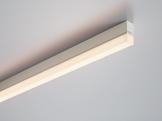 メーカー： DNL / DNライティング　 (旧ダイア蛍光 DAIA 旧ニッポ電機 NIPPO) シリーズ名：TRIM LINE　LED照明器具　TRE2-ADB ※以下のオプション品は別途必要です。 接続コードDK2P2500片切り 渡りコードSK2P 接続コード・渡りコード(調光信号コード) ≪交換用モジュール≫ TRIM LINE　TR2-1000 ≪適合調光器≫ BDC300（3路スイッチ対応） BDC300GS（逆位相タイプ・3路スイッチ対応） ※LEDにはバラツキがあるため、発光色、明るさが異なる場合があります。ご了承ください。 ※条件により、実際のカラーと異なって見えることがありますので、ご了承ください。 ※受注生産品のため、ご注文後2週間ほどお時間をいただきます。 ※受注生産品のため、ご注文後の返品・交換・キャンセルは出来ませんのでご了承ください。※吊り仕様をご希望の際はお問い合わせください。 関連キーワード LED間接照明 照明器具 間接光 建築化照明 LED ライト お店用 店舗用 店舗照明 ショールーム照明 ディスプレイ照明 光源交換型 コンパクト 調光 住宅用DNライティング TRIM LINE　LED照明器具TRE2-1000-ADB ■特徴 TRIM LINE LED照明器具（トリムライン） スクエア型カバー 位相調光型 ハイパワー・コンパクト型 LEDモジュール交換型 埋め込み取り付け可能 1500サイズで4430lmの明るさ ベース照明だけでなく間接照明にもおすすめです。 TRE2- 1250 L28 - （BK-） A DB （例） 1 234 5 1.長さ850 1000 1250 1500mmの4サイズ 2.光源色 L28=2800K 電球色 Ra83 L30=3000K 電球色 Ra83 WW=3500K 温白色 Ra86 W=4200K 白色 Ra86 N=5000K 昼白色 Ra86 H28=2800K 電球色 Ra96 H30=3000K 電球色 Ra96 H35=3500K 温白色 Ra96 H42=4200K 白色 Ra96 H50=5000K 昼白色 Ra96 3.本体色無記:白BK-:黒 4.入力電圧100V 5.調光兼用型位相調光1％〜100％ ※この商品は電気工事士による取付工事が必要です。 資格を有しない一般消費者は、取付・取替工事を行うことは法律上できません。 ≪寸法図≫ ≪取付方法≫　※必ず電源を切ってから行ってください。 1．LEDモジュールの取り外し ※取付穴をあけないでください。 ・LEDモジュールを引っ張り、LEDモジュール接続ばねを接続ばね受けから外してください。 【注意】中央を持たないでください。（破損の原因） 2. 器具の取り付け ・電源用口のノックアウトを取り除いてください。側面はペンチ等を底面は器具内側からマイナスドライバー等を使用してください。 ・平らな面に付属の取付ねじ（3.5×20mm トラスタッピングねじ）で取付穴を利用して器具が歪まないように確実に固定してください。 3. 器具の連結方法（器具を複数設置する場合） ・器具を近接して設置する場合は、各器具の電源送りコネクタと電源コネクタを接続してください。 ・器具間の配線を延長する場合、渡りコード SK2P（別売）を使用してください。 ・アース送りコードとアース接続端子を圧着してください。 4. 電源と調光器（位相制御方式）の接続 下記の結線が終わりましたら、電線、コネクタを器具内へ収納してください。器具を下向きで取り付けるときは、配線補助金具で電線を固定してください。 【注意】LEDモジュール接続ばねを収納する箇所には電線を固定しないでください。 （1）電源の接続 照明器具の電源コネクタを切断して調光器を介し電源を接続し、接続部は器具内へ収納してください。 【注意】調光器の取り扱いについては、調光器の取扱説明書をご覧ください。調光範囲1％〜100％。 【注意】調光器から照明器具までの配線長は30m以内としてください。 【注意】調光器のつまみを暗くなる方へ絞りきったとき、BDC300Sは消灯しますが、BDC300GSは消灯しません。 （2）アースの接続 アース線とアース接続端子を圧着してください。 5. LEDモジュールの取り付け 1．LEDモジュール接続ばねを起こした状態で、本体の接続ばね受けに引っかけて吊り下げてください。 2．LEDコネクタIIとLEDコネクタIを接続し、器具内へ押し込み、電線を挟み込まないようにLEDモジュールを押し上げ本体に取り付けてください。 【注意】取り付けに不備があると落下の原因となります。 【注意】保護部材は取り外さないでください。 6. 電源の供給 ・すべての作業が終わりましたら電源を入れ、LEDが点灯することを確認してください。 ※クリックすると拡大します。