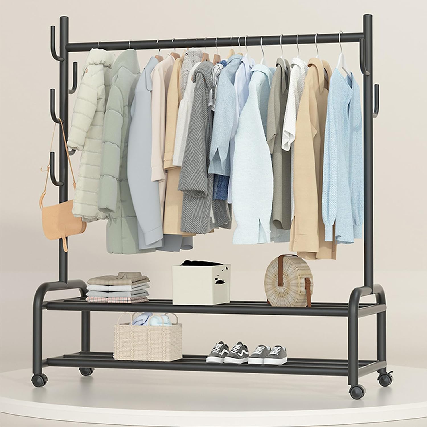 Rakuten - 【送料無料】多機能収納 おしゃれ 洋服ラック 頑丈 防サビ 洋服掛け 衣類収納 キャスター付き スリム 耐荷重60KG 室内干し パイプハンガー 両側のフック付き 棚付き スチール製 (ブラック)