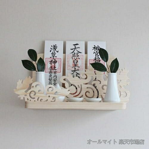 商品の特徴・寸法： 約高さ20cm×幅30cm×奥行20cm 材質：天然木。・シンプルなデザインながら、天然木を使用することで、貴方のお部屋を上品に彩ります。しかも場所をとらず、お札やお守りをお部屋にお祀りする事ができます。・一般的なサイズのお札（30センチ程度）であれば厚さ2センチまで安定して自立します。・商品内容: 神札立て・壁掛け金具。壁掛け専用金具が付属しており ネジがいらず取り付け簡単。・天然木のため一つ一つ柾目や色が異なるのでご了承願います。お客様都合のキャンセルはお控えください。また他モールにて併売を行っており、Amazon 社のFBA マルチチャネルサービスを一部活用しております。梱包にAmazon ロゴの記載やAmazonの配達員が商品をお届け、また置き配になる可能性がございますので予めご了承ください。