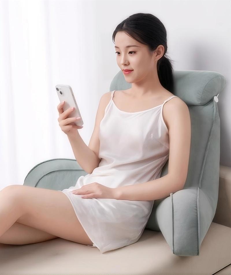 クッション、枕、背もたれ、腰枕、足枕など幅広い用途で使える【背もたれクッション】リラックスして座るときの負担を和らげます。読書＆スマホ操作が楽になります【読書用クッション】壁、ベッド、ソファにもたれて、本を読んだっり、テレビを見たり【うつ伏せクッション】うつ伏せで使えばごろ寝クッションに。くつろぎタイムにどうぞごろっと横になったり、うつ伏せしたりしてスマホを見ても丁度良い角度です【足上げクッション】リラックス時に、足を上げて足枕も使えます横になったときに足の位置を心臓より高くすることで足のだるさや疲れ解消に【普通の枕として】位置を調整してお好みの傾斜で眠れます【商品仕様】長さ70cm-幅30cm-高さ55cmです【商品の特徴】● やわらかな肌ざわりが心地よく身体にフィット● シンプルでモダンなデザインは、どんなインテリアにも調和し、場所を選ばずに使えます● デスクワークやドライバー、座り仕事の多い主婦の方などにおススメ。腰や背中をやさしくサポート● 背中の筋肉の負担を和らげ、疲労を減軽します。腰を優しく支え、腰にかかる圧力を均等に分散して、腰への負担を減らせてきます● 祖父母、両親、おじさん、おばさん、友達、彼女への誕生日プレゼントとして使用でき、あなたの愛する人が簡単に人生を楽しむことができます【ご注意】※ サイズ表記は目安です。若干の誤差(約1 - 2cm前後)がある場合がございます。誤差はご了承ください※ ご覧のモニターの環境、撮影環境により実物と色味が異なって見える場合が御座います※ クッションの包装が圧縮状態なので到着後はパンパンと叩きほぐしてください。完全に膨らむまでは約2日 - 3日かかるおそれがあります