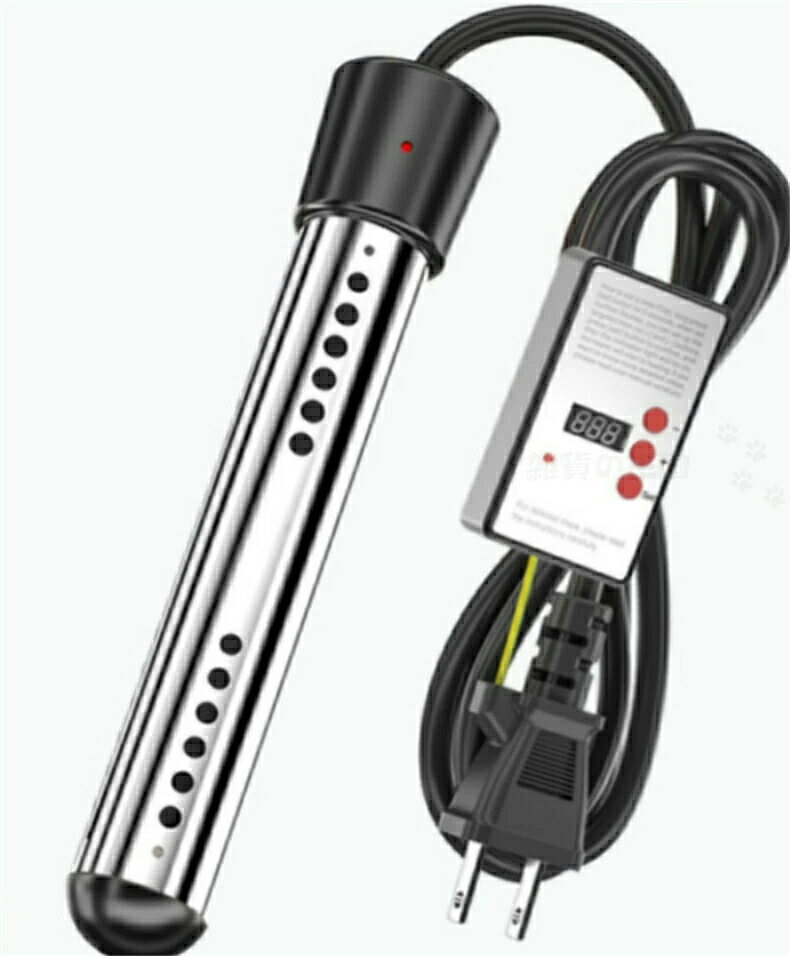 【製品仕様】：サイズ：パイプ全長270mmx幅40mm、定格電圧：110V、容量：1500W、セット内容：投げ込みヒーター(タイマー付き)、温度計。【急速加熱】内蔵の加熱トランジスタ、1500Wの高出力、5ガロンの水を加熱するのに数分しかかからず、水をより速く沸騰させ、より省エネになります。ヒーターを挿入する前に、ヒーターが完全に水に浸っていることを確認してから、使いやすい電源を接続してください。【タイミング機能】タイマーを使えば、加熱時間の調整も可能です。液晶ディスプレイ付きの電子タイマーを内蔵しているので、加熱時間の調整が一目でわかり、加熱終了時にはビープ音で知らせてくれます。電源の切り忘れの心配もありません。【高品質?安全】二重のU字型の厚い加熱管は304ステンレス鋼でできており、より速く、より安全に加熱します。 ステンレス鋼の火傷防止ガードの設計は取り外し可能で、掃除が簡単です。【注意事項】ヒーターが作動しているときは、水温をテストするために電源プラグを抜く必要があります、このヒーターは水用に設計されており、水以外の液体には使用しないでください。包装はあくまで商品を保護するためのものであり、輸送時の衝撃等により包装は変形・破損してしまう場合がございます。誠に申し訳ございませんが、包装の破損は品質保証の範囲外となりますこと、何卒ご容赦ください。箱は梱包材として扱われ、商品本体には含まれません。○使用上の注意事項○ ◆商品写真はできる限り実物の色に近づけるよう徹底しておりますが、 お使いのモニター設定、お部屋の照明等により実際の商品と色味が異なる場合がございます。◆製品寸法は手測りのため誤差が生じる可能性がございます。ご理解いただければ幸いです。 ※改造/本来の目的以外/強い衝撃などはお控え下さい。 ※仕様は予告なく変更する場合があります。 ※生産により細かい点で雑に見えるものがございます。不良品ではありません。○以上を了承の上、ご購入ください○