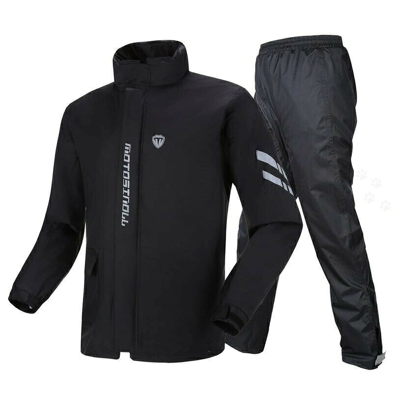 バイク用レインスーツ 収納袋付きメイン素材: ポリエステル【大雨にも耐えられる高い防水性】耐水圧13,000mmと高い防水性能となっており、雨の中でのバイクや自転車を運転することを想定した高い機能を備えています。【上下セットで圧倒的なコストパフォーマンス】上下セットなので上下を個別に買うよりも安く、また上下でのデザインが統一できます。 中間業者を介さない直接仕入れを実現しているため、他社を上回る圧倒的なコストパフォーマンスを実現しています。【見た目も機能も共にこだわった1着】レインスーツもお洒落にこだわりたい。そんな方にもおすすめできる高いデザイン性に加えて、 雨具に適した素材を使用しているので、防水性が良いのはもちろんのこと、通気性がよく蒸れにくいのでバイクや自転車での利用はもちろん、災害時などにも役立つウェアです。【暗闇で光る反射テープ付き】前後左右に暗闇で光る反射テープが付いているため、バイクなどでの運転時に周囲から認識されやすくなり、安心して運転することができます。 また持ち運びに便利な収納袋が付いているため、登山や旅行、キャンプなどへ持参することもできます。【利用シーン】バイク、サイクリング、子供の送迎、登山、釣り、アウトドア、キャンプ、スポーツ、防災など 　【機能】■防水(耐水圧13,000mm)、防風、防寒【カラー】ブラック、イエロー【重量】ジャケット約350g、パンツ約300g【メイン素材】ポリエステル【サイズ】M〜3XL＜ジャケット＞着丈 /肩幅/胸囲 /袖丈[M] : 69 / 47 / 112 / 60.2[L] : 71.5 / 48.5/ 116 / 62[XL] :74 / 50 / 120 / 63.8[2XL] :76.5 / 51.5 / 124 / 65.6[3XL] :795 / 53 / 128 / 67.4＜パンツ＞ウエスト /着丈[M] : 80 / 99[L] : 84 / 102[XL] :88 / 105[2XL] :92 / 107[3XL] :96 / 109ご注意：■画像はモニターや撮影条件の違いにより、実際の商品とは色合い・発色が異なって見える場合がございます。■都度メーカーに発注しますので、品切れの際やメーカー在庫切れの場合はメールにてお知らせいたします。関連商品レインウェア　バイク用レインスーツ　上下セット　レインジャケット　レイ...ワークマンレインウェア 上下セット メンズ 撥水 レインスーツ レディ...6,850円5,654円メンズ マウンテンジャケット ワークパンツ 上下セット 防寒 防水 撥...流し台 ステンレス ガーデンパン ステンレス キッチンシンク 軽量 組...7,860円7,580円フットストレッチャー 6点セット バレエ 甲出し スティック セラバン...天体望遠鏡 スマホ 撮影 18倍〜150倍!! 初心者 セット 望遠鏡...7,580円7,580円★2024新商品登場★ラウンドグリドルパン Mサイズ 丸型 直径36 ...野営の必要な調理器！大容量 釣り キャンプ用鍋 2.5l 折り畳み 直...6,890円6,890円アウトドア シングル用 シャワーテント 一人用テント 多用途 テント ...タクティカルバックパック 防水 軽量 アウトドア キャンプ ミリタリー...6,485円5,980円包装はあくまで商品を保護するためのものであり、輸送時の衝撃等により包装は変形・破損してしまう場合がございます。誠に申し訳ございませんが、包装の破損は品質保証の範囲外となりますこと、何卒ご容赦ください。箱は梱包材として扱われ、商品本体には含まれません。○使用上の注意事項○ ◆商品写真はできる限り実物の色に近づけるよう徹底しておりますが、 お使いのモニター設定、お部屋の照明等により実際の商品と色味が異なる場合がございます。◆製品寸法は手測りのため誤差が生じる可能性がございます。ご理解いただければ幸いです。 ※改造/本来の目的以外/強い衝撃などはお控え下さい。 ※仕様は予告なく変更する場合があります。 ※生産により細かい点で雑に見えるものがございます。不良品ではありません。○以上を了承の上、ご購入ください○バイク用レインスーツ 収納袋付き メイン素材: ポリエステル 【大雨にも耐えられる高い防水性】耐水圧13,000mmと高い防水性能となっており、雨の中でのバイクや自転車を運転することを想定した高い機能を備えています。 【上下セットで圧倒的なコストパフォーマンス】上下セットなので上下を個別に買うよりも安く、また上下でのデザインが統一できます。 中間業者を介さない直接仕入れを実現しているため、他社を上回る圧倒的なコストパフォーマンスを実現しています。 【見た目も機能も共にこだわった1着】レインスーツもお洒落にこだわりたい。そんな方にもおすすめできる高いデザイン性に加えて、 雨具に適した素材を使用しているので、防水性が良いのはもちろんのこと、通気性がよく蒸れにくいのでバイクや自転車での利用はもちろん、災害時などにも役立つウェアです。 【暗闇で光る反射テープ付き】前後左右に暗闇で光る反射テープが付いているため、バイクなどでの運転時に周囲から認識されやすくなり、安心して運転することができます。 また持ち運びに便利な収納袋が付いているため、登山や旅行、キャンプなどへ持参することもできます。 【利用シーン】バイク、サイクリング、子供の送迎、登山、釣り、アウトドア、キャンプ、スポーツ、防災など 　【機能】■防水(耐水圧13,000mm)、防風、防寒 【カラー】ブラック、イエロー 【重量】ジャケット約350g、パンツ約300g 【メイン素材】ポリエステル 【サイズ】M〜3XL ＜ジャケット＞ 着丈 /肩幅/胸囲 /袖丈 [M] : 69 / 47 / 112 / 60.2 [L] : 71.5 / 48.5/ 116 / 62 [XL] :74 / 50 / 120 / 63.8 [2XL] :76.5 / 51.5 / 124 / 65.6 [3XL] :795 / 53 / 128 / 67.4 ＜パンツ＞ ウエスト /着丈 [M] : 80 / 99 [L] : 84 / 102 [XL] :88 / 105 [2XL] :92 / 107 [3XL] :96 / 109 ご注意： ■画像はモニターや撮影条件の違いにより、実際の商品とは色合い・発色が異なって見える場合がございます。 ■都度メーカーに発注しますので、品切れの際やメーカー在庫切れの場合はメールにてお知らせいたします。