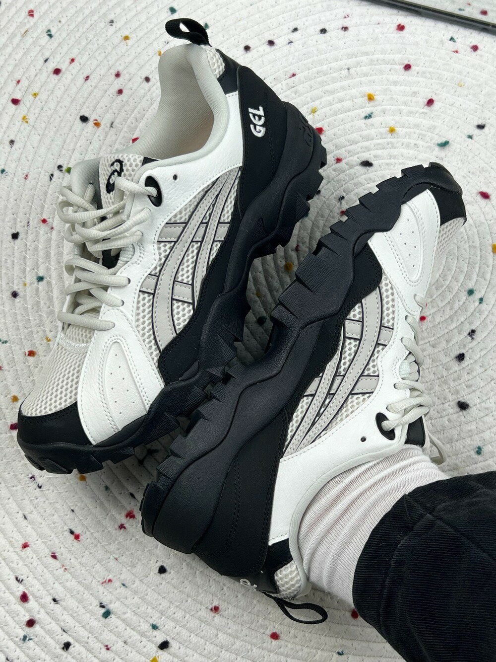 日本未入荷 ASICS アシックス GEL-TRUCK White Black ゲルトラック ホワイトブラック 男女兼用大人気スニーカー1203A714-020