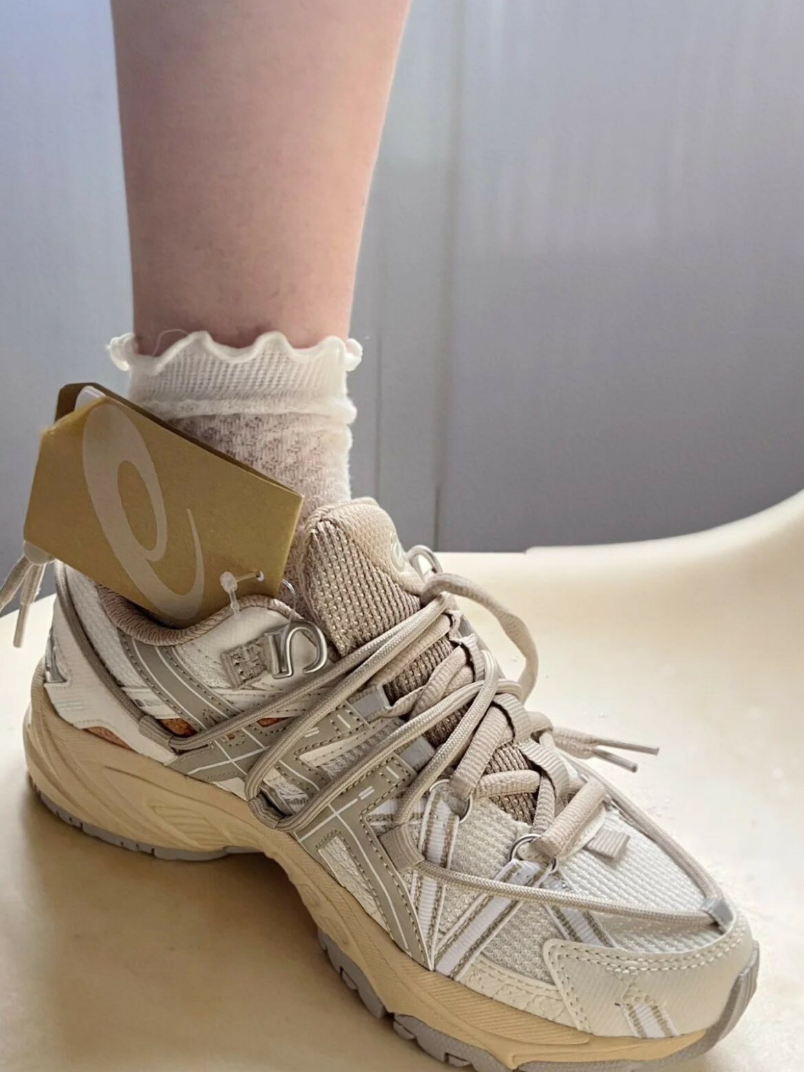 日本未入荷 ASICS アシックス ゲル カハナ TR V2 ホワイトベージュ 1203A259-250 男女兼用 日本に無いスニーカーのサムネイル