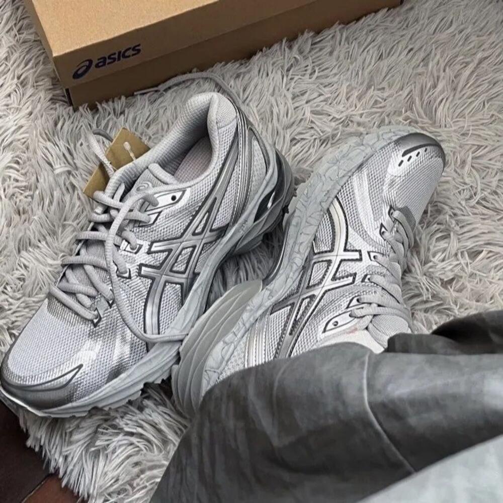 Rakuten - 日本未入荷 ASICS Gel-Flux4 アシックス ゲル フラックス ライトグレー シルバー Light Grey Silver 男女兼用スニーカー 1012B638-020