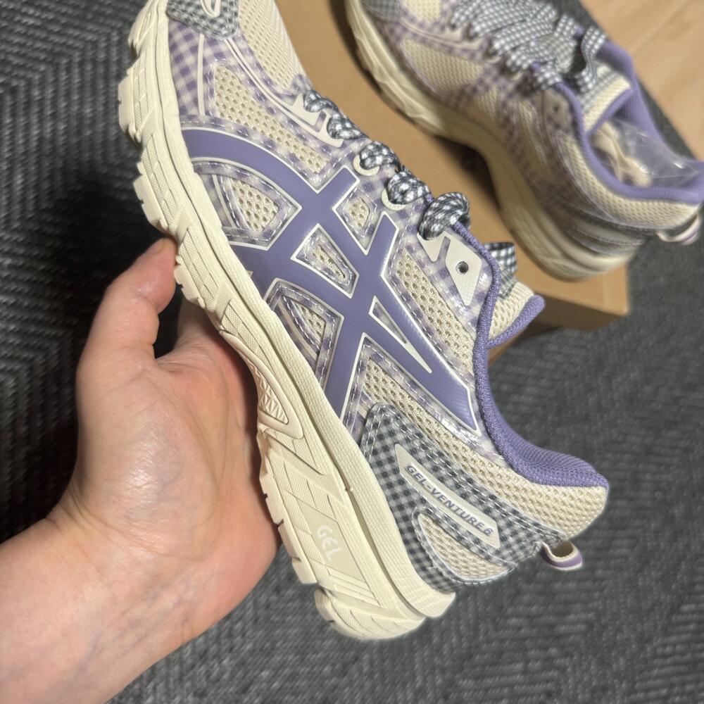 日本未入荷 Asics x Story mfg. Gel-Venture アシックス ゲル ベンチャー 6 Vanilla Violet Quartz バニラー バイオレット レディーススニーカー 1203A712-250