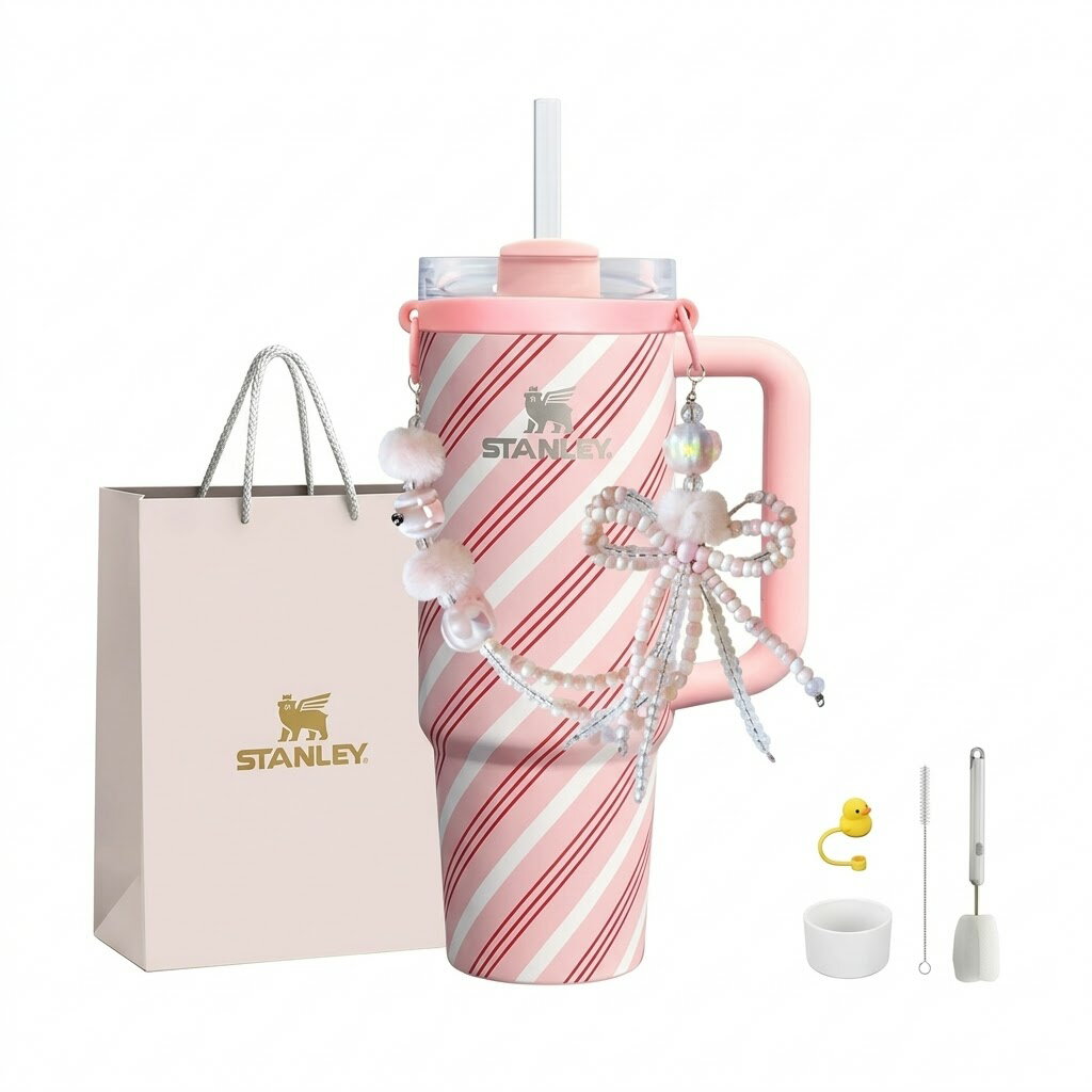 Rakuten - 日本未入荷 STANLEY スタンレー 真空クエンチャー タンブラー 887ml 0.88L ピンク キャンディ ストライプ ストロー付き マグ 蓋付き 保冷 保温 ストラップ チャーム付き タンブラー 魔法瓶 オフィス ドライブ おしゃれ ギフト