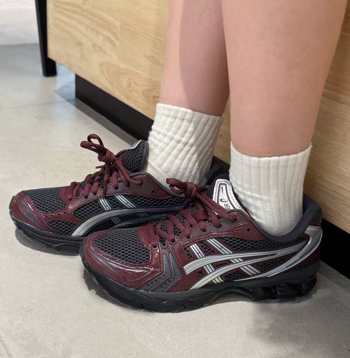 日本未入荷 Asics アシックス ゲル カヤノ14 オップシディアン グレーレッド Gel-Kayano 14 Obsidian Grey 男女兼用スニーカー ランニングシューズ 1203A537-022