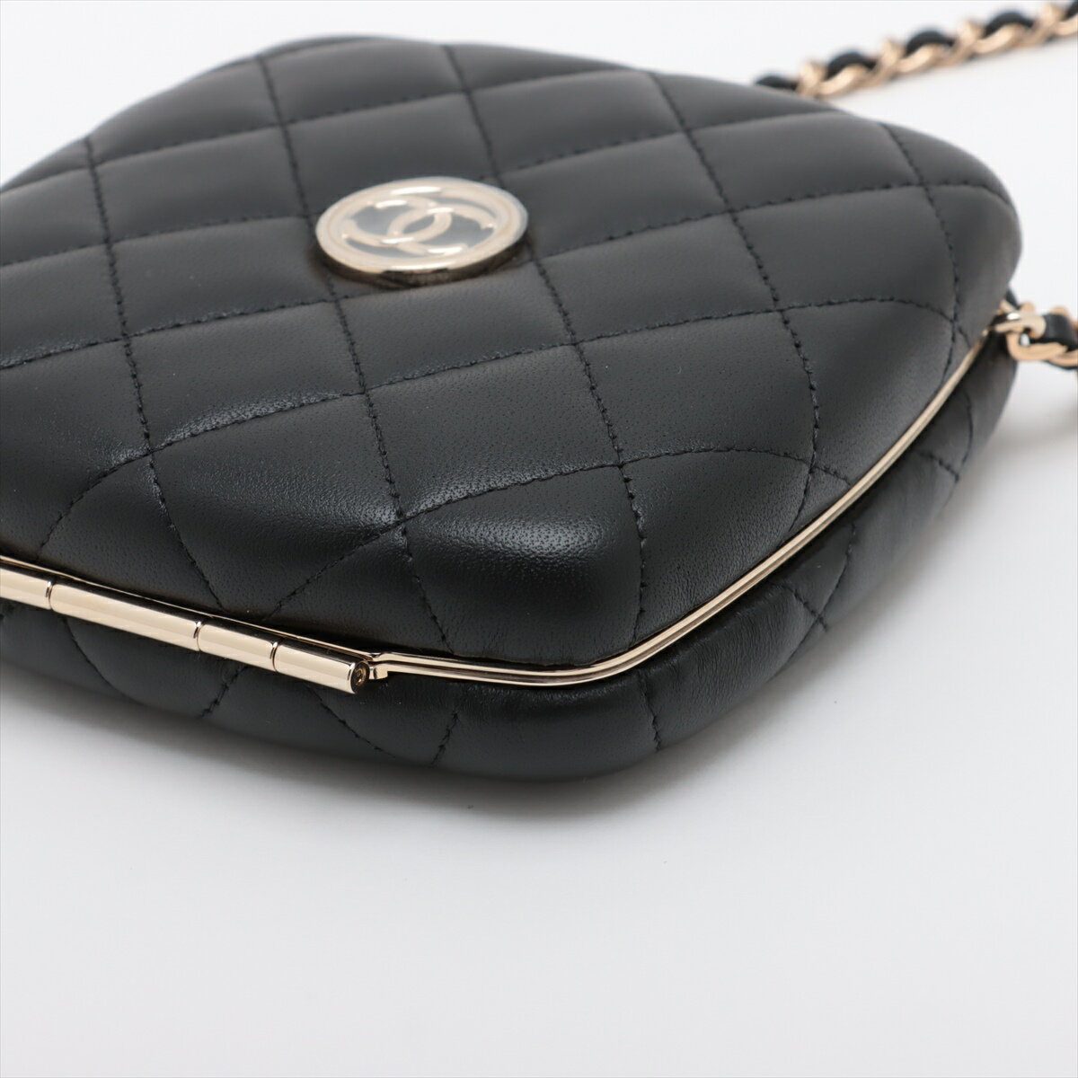 【中古】シャネル マトラッセ ラムスキン チェーンショルダーバッグ ブラック ゴールド金具 32番台 AP2772