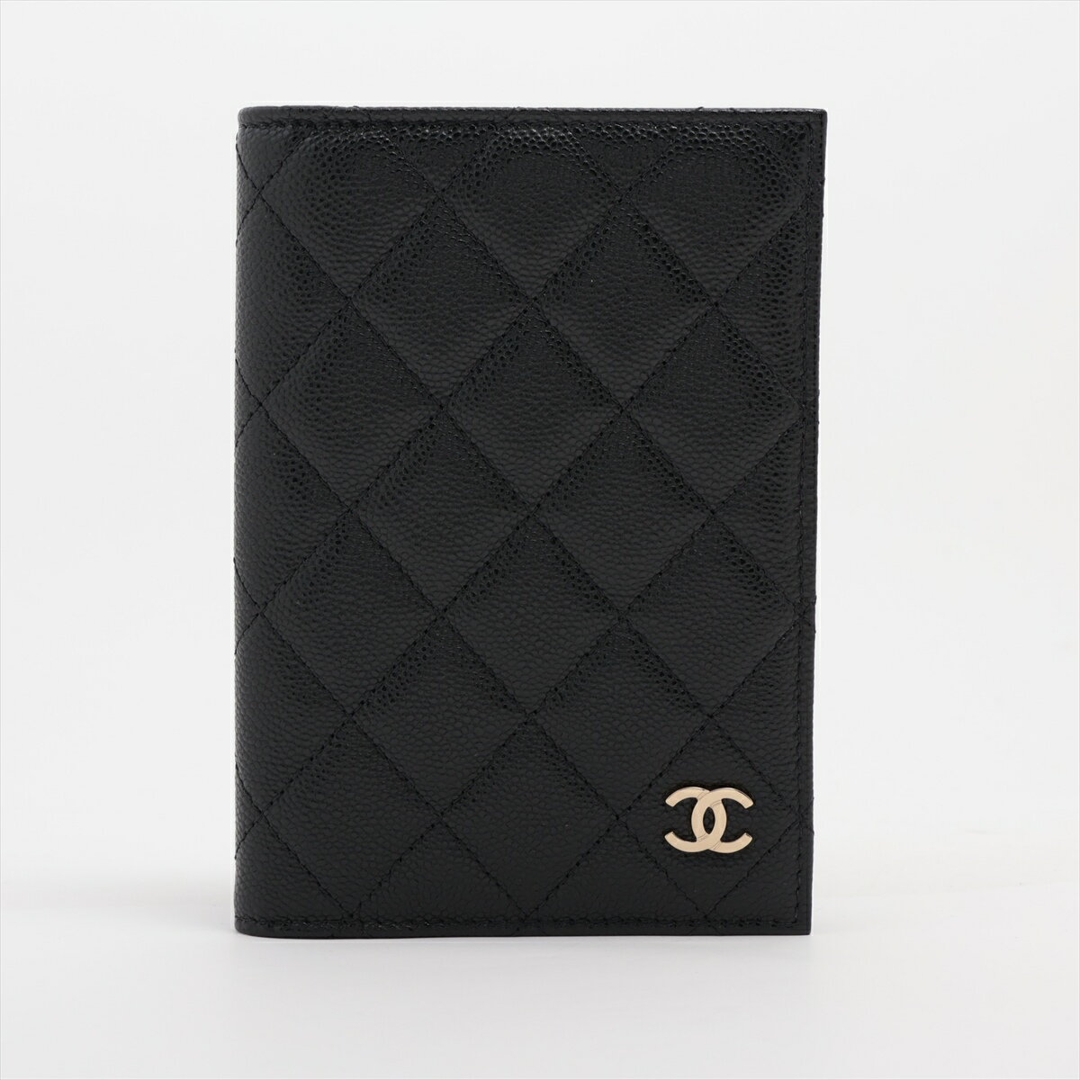 【中古】シャネル マトラッセ キャビアスキン パスポートケース ブラック ゴールド金具 ランダムシリアルのサムネイル