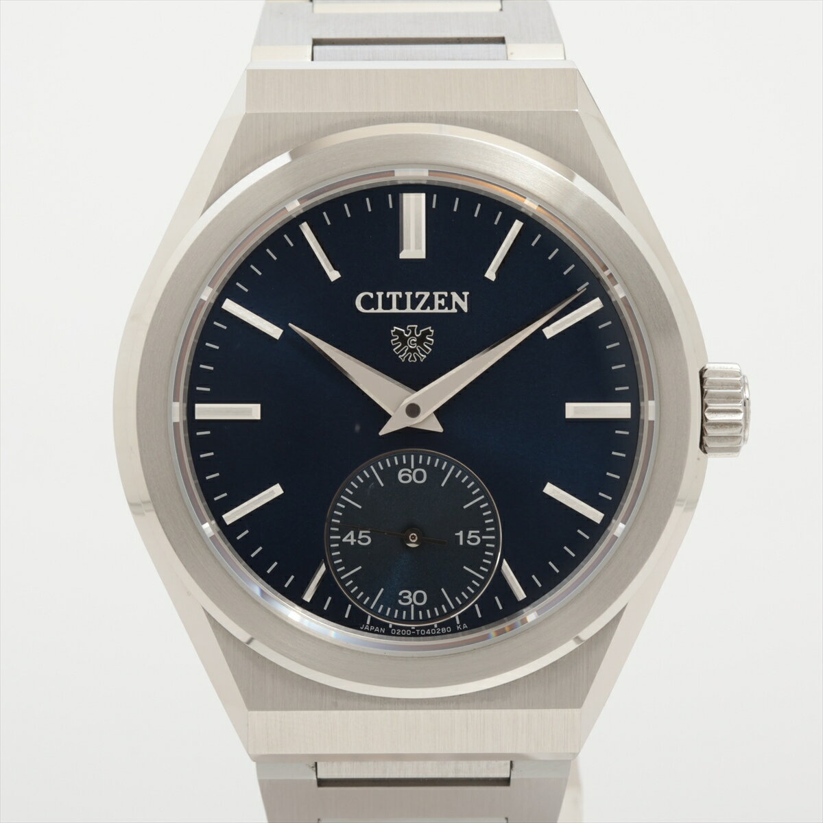 商品番号 A4212428 カテゴリ 腕時計 ブランド シチズン 商品ランク AB サイズ ケース縦：約38 ケース横：約38 腕周り：約15 付属品 箱 ギャランティ あまりゴマ 素材 SS モデル ザ・シチズン ムーブメント AT 文字盤 ブルー あまりゴマ 4 備考 細かな傷はございますが、比較的良好な状態のお品物です。 サイズガイドはこちら