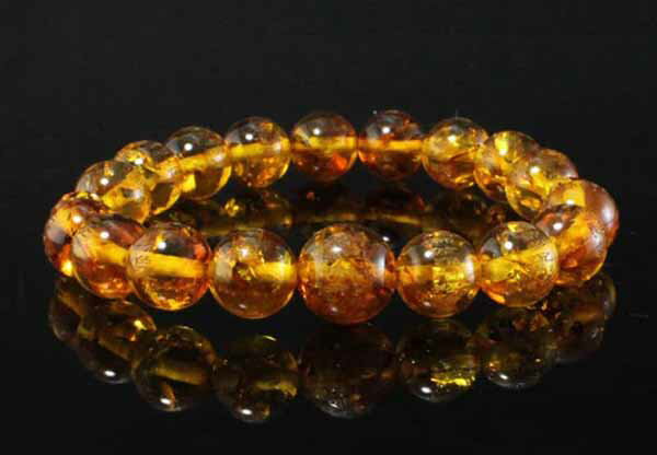 美しく輝く黄金色のが美しい天然琥珀に心やすらぐ 「276文字」 を彫刻。 琥珀は、お守りとしての効果や健康への効果が高いといわれています。 ※般若心經彫刻は、日本で加工をおこなっております。 　彫りも繊細で美しく、276文字すべてにこだわり...