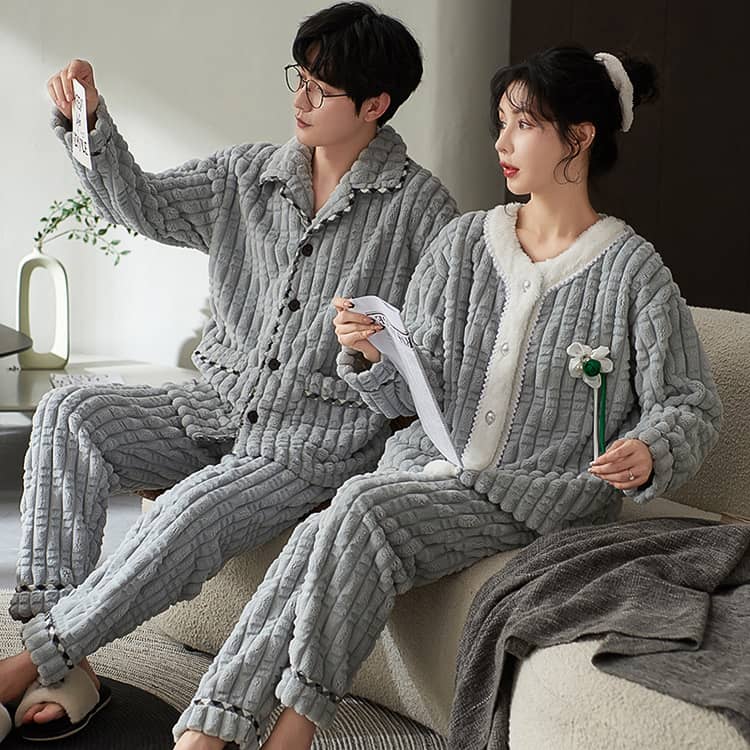 alma-harmony21のペアルック カップル ペア ルームウェア セット ペアパジャマ 冬 もこもこ 長袖 夫婦 結婚お祝い プレゼント ペア パジャマ 長袖 前開き 部屋着 メンズ レディース 可愛い ふわふわ ボア フリース 冬 暖かい 裏起毛｜アングル2