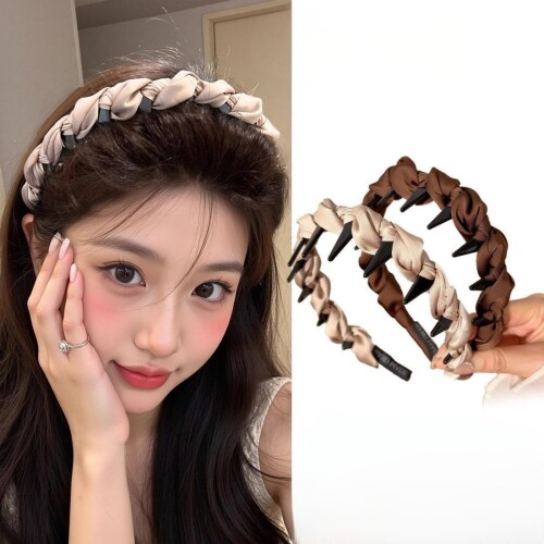 ヘアバンド シワ加工 ベージュ/ブラウン 2 色セット 滑り止め 歯付き レディース ヘッドバンド 高さアップ 顔小さく見える 通勤 通学 日常使い ヘアアクセサリー 痛くない (マルチ)2P1 【メイラードカラー × シワ加工】落ち着いたベージュ・ブラウンカラーと柔らかなシワ加工が特徴的。秋冬コーデにもぴったりで、大人っぽい印象を与えます。 【滑り止め歯付きでずれにくい】内側に滑り止めの歯が付いているため、髪にしっかりフィット。動いてもずれにくく、スポーツや家事でも安心して使えます。 【顔小さく見える × 高さアップ】立体的なデザインで、頭の形を整え、顔を小さく見せる効果が期待できます。簡単に大人可愛い印象を与えられます。 【2 色セットでコーデに合わせやすい】ベージュとブラウンの 2 色セットで、その日の服や気分に合わせて使い分けられます。通勤からプライベートまで対応可能です。 【プレゼントにも最適】使いやすくておしゃれなデザインで、女性へのプレゼントにも人気です。自分用のスタイリングアップにもおすすめです。 商品コード57082279448商品名ヘアバンド シワ加工 ベージュ/ブラウン 2 色セット 滑り止め 歯付き レディース ヘッドバンド 高さアップ 顔小さく見える 通勤 通学 日常使い ヘアアクセサリー 痛くない (マルチ)2P1サイズフリーサイズカラーマルチ※他モールでも併売しているため、タイミングによって在庫切れの可能性がございます。その際は、別途ご連絡させていただきます。※他モールでも併売しているため、タイミングによって在庫切れの可能性がございます。その際は、別途ご連絡させていただきます。