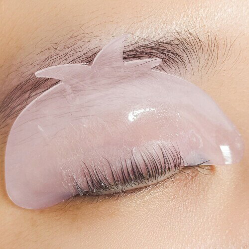 Libeauty まつ毛リフトパッド 超薄型シリコン ソフトニングシールド まつげパーマ NO.1 ステップ専用 ソフト化パッド 再利用可能 自己粘着 まつげパーマ ロッド サロン&DIY家庭用 1ペア まつ毛リフト&パーマトリートメントのための、完璧なソフトニングソリューション - 各セットには、ステップ1のソフトニング用に特別に設計された子犬型のフラットラッシュリフトシールドが1組ずつ含まれています。ほとんどのパーマローションと併用でき、自然なリフトアップとカールを実現し、安定した仕上がりを実現します。 超薄型デザインのまつ毛リフトシールド - 韓国のビューティートレンドにインスパイアされた、厚さ1mmの超薄型フラットシールドは、まつ毛にしっかりと密着し、均一なソフトニングを実現します。接着剤は不要。セルフシールなので、何度も繰り返し使用できます。 簡単に装着できる、セルフシール&グルーレスのまつ毛リフトパッド - グルーレスのまつ毛リフトパッドは、施術中ずっとしっかりと固定されます。初心者の方にも、手間なく効果的なまつ毛パーマソリューションを求めるプロの方にも最適です。 可愛らしいトマト型のまつ毛リフトパッドで、楽しく優しいケアを。低刺激性シリコン製の可愛いトマト型まつ毛リフトパッドは、パーマのステップ1で快適かつしっかりとフィットします。サロンでの使用はもちろん、ご自宅でのまつ毛リフトにも最適です。 繰り返し洗えるシリコン製ソフトニングパッドで長持ち - 耐久性のあるシリコン製のまつ毛リフトロッドは、洗って再利用できます。サロンでもご自宅でも繰り返しお使いいただける、環境に優しい製品です。 まつ毛リフト&パーマトリートメントのための万能ソフトニングソリューション。ステップ1のソフトニング用に特別に設計されたトマト型のフラットまつ毛リフトシールドが1組ずつ入っています。ほとんどのパーマローションと併用でき、自然なカールとハリのあるまつ毛を安定して実現します。 商品コード57082109999商品名Libeauty まつ毛リフトパッド 超薄型シリコン ソフトニングシールド まつげパーマ NO.1 ステップ専用 ソフト化パッド 再利用可能 自己粘着 まつげパーマ ロッド サロン&amp;DIY家庭用 1ペア型番LIカラーピンク※他モールでも併売しているため、タイミングによって在庫切れの可能性がございます。その際は、別途ご連絡させていただきます。※他モールでも併売しているため、タイミングによって在庫切れの可能性がございます。その際は、別途ご連絡させていただきます。