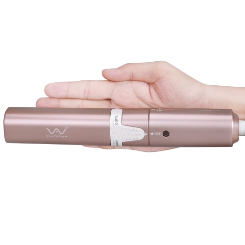 VAV ミニ 2wayストレート ＆ カールアイロン 旅行用 25mm ヘアアイロン 両用 コテ 100〜240V 家庭/旅行/出張/通勤用 持ち運び便利 機内持ち込み可 回転グリップでモード切替:回転グリップでストレートとカールを切替可能。電源ボタン無し、グリップを回転してストレート/カール状態になったら、電源が入る。操作には超便利! ストレート&カール2way対応:髪をまっすぐに整えられるのはもちろん、カールにしてボリューム感は出す。気分や状況に合わせて、カール、ウェーブ、ストレートなど、さまざまなヘアスタイルを簡単に作り出せる。1本でスタイリング自由自在。 コンパクト!持ち運び便利:わずか234?で長さが21CMの手のひらサイズでミニタイプなヘアアイロン。コンパクトでバッグに入れて持ち運べるので、いつでもどこでもスタイリングが可能です。ミニタイプで、前髪や毛先のお直しにぴったりです。 海外兼用:AC100-240Vの地域で使用できます。電池の内蔵なし、飛行機内持ち込み可能、旅行や出張時の持ち運びが非常に便利です。様々なシーンで大活躍。 キャップ付きで持ち歩きや収納に便利:耐熱性キャップ付きで、外出先でもサッとしまえます。 すばやく温まる:電源を入れてから約60秒で使用可能な温度に到達。時間のない朝でも焦らずにスタイリングできます。恒温の200[度]セット、一発でスタイリング仕上がり、カールを長時間キープできます。 商品コード57081396460商品名VAV ミニ 2wayストレート ＆ カールアイロン 旅行用 25mm ヘアアイロン 両用 コテ 100〜240V 家庭/旅行/出張/通勤用 持ち運び便利 機内持ち込み可型番VAV-039カラーピンク※他モールでも併売しているため、タイミングによって在庫切れの可能性がございます。その際は、別途ご連絡させていただきます。※他モールでも併売しているため、タイミングによって在庫切れの可能性がございます。その際は、別途ご連絡させていただきます。