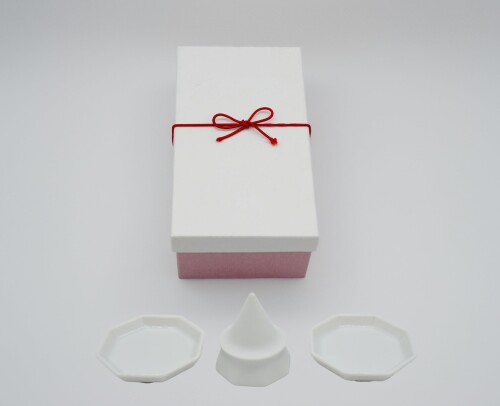 永楽屋 塩盛八角皿2枚 ギフト用化粧箱入り 皿寸法：径7.2センチ