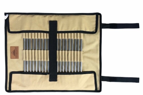 キャンピングムーン(CAMPING MOON) キャンバス生地 収納袋 ペグ収納ケース ペグケース ペグバッグ ハンマーとペグが同時収納可 Max 35cm対応 B-135 ハンマ1本と35cmまでのペグ20本が一括収納できる 20cmのペグなら上下から40本収納できる。 一括収納後、折り畳むと、手提げバッグになれる為、持ち運びが便利 商品全体は補強布を施した二重構造で、丈夫で長持ち ペグやハンマーを丸めてマジックテープで固定できる。 商品コード39075153092商品名キャンピングムーン(CAMPING MOON) キャンバス生地 収納袋 ペグ収納ケース ペグケース ペグバッグ ハンマーとペグが同時収納可 Max 35cm対応 B-135型番B-135サイズSカラーB-135(Max 35cm対応)※他モールでも併売しているため、タイミングによって在庫切れの可能性がございます。その際は、別途ご連絡させていただきます。※他モールでも併売しているため、タイミングによって在庫切れの可能性がございます。その際は、別途ご連絡させていただきます。