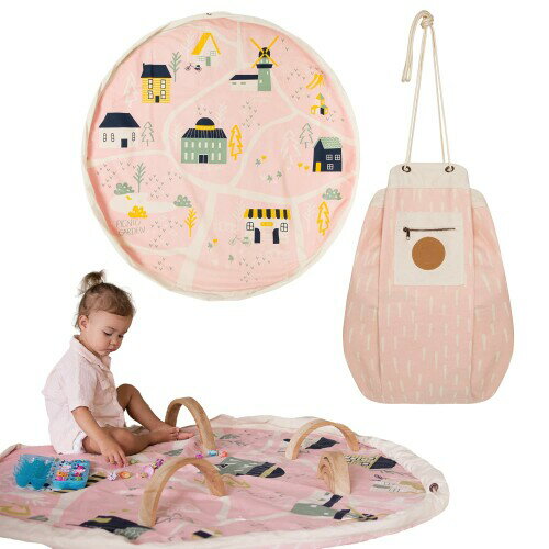 PLAYPOUCH(プレイポウチ) プレイマット レインドロップヴィレッジ 156401 正規輸入品です。日本語の取り扱い説明ステッカー付きです。 全長:約145cm 対象年齢:3歳〜 吊り下げ時耐荷重:10kg プレイポウチは散らかったおもちゃが一瞬で片付く魔法のプレイマット ■直径145cmの大型プレイマットとして遊んだ後、おもちゃを載せたまま付属の紐を引っ張って引き絞るとお片付けができる収納バッグです。 ■外側にはジッパー付きの収納ポケットが付いており、小さいおもちゃや細かい部品など、紛失しやすいものを収納するのに便利です。 ■ロゴにはヴィーガンレザーが使用されており、高級感のあるデザイン。 ■ひも穴は商品のデザインによって色を変えるなど細部にもこだわっていて、おしゃれな収納グッズとして活躍します。 ■インタラクティブプレイポウチは外面、内面にそれぞれ違ったデザインが施されたシリーズ。内面は道路や家のイラストになっているので、車遊びや人形遊びを満喫した後、おもちゃごとサッとしまうことができます。 商品コード39077681235商品名PLAYPOUCH(プレイポウチ) プレイマット レインドロップヴィレッジ 156401型番156401サイズワンサイズカラーレインドロップヴィレッジ※他モールでも併売しているため、タイミングによって在庫切れの可能性がございます。その際は、別途ご連絡させていただきます。※他モールでも併売しているため、タイミングによって在庫切れの可能性がございます。その際は、別途ご連絡させていただきます。