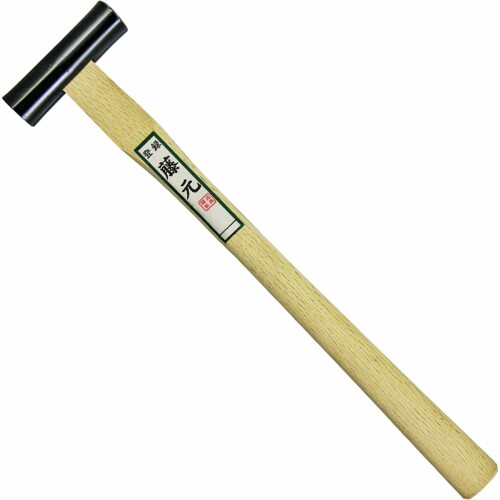 藤元 本職用 両口玄能 375g 樫材使用 尺1柄 「藤元 玄翁シリーズ」丁寧な造りの玄翁・金槌。職人向けですが、一般の方にもお使い頂けます。両口玄翁。 打撃面の焼き入れは、中央部を硬く、フチは欠け防止のためやや甘めに仕上げてあります。 木柄には、昔から丈夫で使われ続けている本樫材を使用し、玄能の種類によって長さや形状を選んで仕込んでおります。 最近はニス塗りの柄が多いようですが、本品は手触りの良さを重視しニスを塗らず、長さも余裕の尺1柄(約330mm)を仕込んでおります。 ※木柄は、傷んだら交換が可能です。空柄(木柄)は別売りをしております。 呼び寸:頭部サイズ(約)375g 商品コード39077749420商品名藤元 本職用 両口玄能 375g 樫材使用 尺1柄型番12387サイズ375g 樫材使用 尺1柄カラー茶色 (Cha-i-ro) - Brown※他モールでも併売しているため、タイミングによって在庫切れの可能性がございます。その際は、別途ご連絡させていただきます。※他モールでも併売しているため、タイミングによって在庫切れの可能性がございます。その際は、別途ご連絡させていただきます。