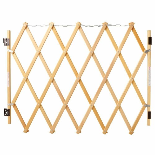 小笠原製作所 高級木製 ベビーフェンス 安全クサリ付 BF-200 用途:玄関・階段・台所・窓枠の飾り等 寸法:広げ幅85×折りたたみ幅21×高さ86cm AIU生産物対人賠償保険付 材質:使用材料:南洋材 丁番・掛金丁番・継金具:焼付け塗装 木ネジ:メッキスチール 座金:ステンレス リベット:アルミ 取付位置の注意:丁番・掛金は必ずお子様の手の当たらない外側に取り付けてください。 使用時の注意:フェンス使用時は、上下二つの掛金丁番の所を必ずシッカリと施錠してください。 注意:対象年齢2才までです。体重が20kgを超える幼児には使用しないでください。 警告:誤って使用しますと、安全を損ない危険が生じますので、注意事項をよく守ってご使用ください。 玄関 ■台所 ■階段 ■窓枠その他、お子様が危険なあらゆる場所に。 かわいいお子様の案安全のために。 階段の上り口 ■降り口に。 商品コード39062329873商品名小笠原製作所 高級木製 ベビーフェンス 安全クサリ付 BF-200型番BF-200サイズ広げ幅85&times;折りたたみ幅21&times;高さ86cm※他モールでも併売しているため、タイミングによって在庫切れの可能性がございます。その際は、別途ご連絡させていただきます。※他モールでも併売しているため、タイミングによって在庫切れの可能性がございます。その際は、別途ご連絡させていただきます。