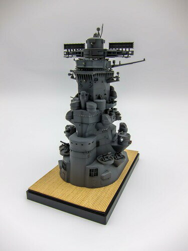1/200 集める装備品シリーズ No.2 EX-4 1/200 戦艦大和 艦橋(純正エッチングパーツ/台座用木甲板シール付き) プラモデル プラモデル 【スケール】1/200 【サイズ】エッチングパーツ:約18×10cm、完成時:約18cm、展示用台座:約9.5×15cm 「戦艦大和スタイル」艦橋はエッチングパーツと台座用木甲板シールが付属。 【塗装不要】各パーツは成型色で着色されているので、組み立てるだけで簡単にイメージ通りの色分けができます。 【 接着剤不要】簡単に組み立てられる設計です。 世界最大級の艦砲を誇った戦艦大和型は、1番艦「山田」、2番艦「武蔵」に続く16、17年の駆逐艦として、それまでの建造技術の集大成として制作されました。 艦橋の外観は、同艦建造に先駆けて改修され、排水量をコンパクトに圧縮した延長形状で、従来の日本戦艦とは一線を画しています。 強固な装甲で囲まれた指揮部、内部にはエレベーターを備え、上部には15メートル測量率を装備し、見た目にも統一感があります。 【構造 ■仕様上の特徴】 塗装不要でカラーリングを再現。 スナップフィット組み立てなので接着剤なしで組み立てられます。 【商品特徴】 1/200スケール、完成時の全高は約18cmの大型モデルです。 グレーは軍艦色と呼ばれ、呉海軍五稜郭を模したグレーカラーのプラスチックを使用しています。 製品はヤマタ型一番艦 大和の最終形態をイメージしています。 艦橋上部には21番電探と22番電探を装備 頭上上部が大型化され、背面には兵員待機所を設けています。 信号旗デッキが延長され火器も増加しています。 測量用地球儀/防空管制用ふきん 当時の大和には同様に武蔵海底調査で明らかになった司令室が装備されています。 司令室やや上部のライトアップ窓と側面には出入口のハッチを設けています。 左図より独特な曲面の外形を再現しています。 防空司令部の前縁は武蔵海底調査で再現されています。接着が必要なボーナスパーツが付属。 カバー中央にはコンパスとなる窓(ディンプル無し)と双眼望遠鏡の欠け防止の映り込みを表現。15m 調整地球儀のレンズ部分は白色成型パーツで再現。2kgの 信号灯柱は三脚に正確に分割。 (方位測定アンテナ柱は本来は観察室の垂直面から立ち上がっているが、金型の制約で水平面から起こしている)。 調整球を支える支柱塔壁は、武蔵トーテムタイトの教訓から強化されたリブを増設して再現。左板のハッチを再現。 防空司令部裏の小型双眼鏡はボーナスパーツとして付属。ソケット型の形状を再現。 防空司令部裏の床のハッチは左図面より凸モールドで表現。第一 艦橋ふきん 組立時に隠すことができる第一艦橋の外観と内部構造。 艦橋の窓は透明パーツを使用し、リアルなガラス製品を再現。 左図面を元に艦橋内部を調査。 床の高低差は嵩上げ、天井面はむき出しの鋼板で構成。 中央には方位磁石を配し、床面にはひっかき模様を彫刻。 インデックス式双眼望遠鏡は床吊りタイプと天井吊りタイプを表現、口径18cmの双眼望遠鏡は上方視界エリアに設置。 第一艦橋ふきんの外観を金型にできるだけ近づけて再現。 第一艦橋側面は、改められた上部の栄光形状と5つの側面窓、内部の仕切り扉を再現。 第一艦橋後部の窓形状は、角の面取り(上部のみ)や中間部と外側部の段差を表現。 信号場は左図を元に角度を付け、中間部の防舷材と上部逆角の段差を再現 。信号場(左右)に設置された60センチ信号灯はレンズ面をクリアパーツ化。60センチ 信号灯の周囲床面は4面取りパーツの彫刻を使用して再現。22 号電探は長天艦橋に設置された人物形状のものを一部再現し、片側のカバーを延長した形状に。 第一〜第二カンブリッジ ディッシュタオル 1.5m調整球面のディッシュタオル両サイドの構造を左図より良く再現。0.5インチ (13mm)連装砲のブルーワークは削り出し、リップを小さくして射撃視野を確保。0.5 インチ(13mm)連装航空砲背面のフェンダー窓(海軍総司令部/冷房休憩室)も再現。R 面は第2砲指揮部のフラットボンドと極力削ぎ落とした構成。 第2艦隊前面は梯子を少し左にずらした造形。 ■信号柱と3/4探知器制御機構の間には最低でも10cmの隙間があり、模型化してもその隙間を再現。 #1/2探照灯制御が機関銃射撃装置に置き換えられた基台も、製品では拡張された領域を再現。 第2艦橋下部から司令塔に向かう途中の第2途中の形状や、角のR形状も正確に3Dで再現。 後面は、操作室(第1艦橋下)から信号柱、上部にかけて、緩やかに遷移する面で構成された形状を再現。 下野の青木は、風よけのために設けられたであろう前部のみリップがある工房当時のものを造形。 後部の階段やハッチは武蔵と異なる。 司令塔-艦橋基部ふきん 信号面の裏面は、今も残る信号所の平面をもとに忠実に3D化。 延長された信号階段は階段を左に寄せています。 その後、青絵前面に郵便受けを設置し、よりかさばった踏み台を装備した前哨を再現。 指揮塔の眺望窓は、装甲の厚さと視界確保の関係で傘の断面形状が表現され、各部の幅も表現されています。 指揮塔のキャノピーには、おまけの接着パーツとして展望ハッチパーツが付属。 第2砲予備射撃指揮部は透明窓パーツを採用。 砲塔前幅4600mm(4600mm)/後幅5000mm(5000mm)の差の集約は、94式高射砲後方を想定形状で表現。94 式高射砲前方と上面の窓の形状は、変更された形状で再現。 94式高射砲装備の基部を装着し、裾はヤマトにのみ見られる吸気孔に似た構造を追加再現。2 連装機銃の3連装航空銃は後方の銃下端に突起がある形状を記録写真から表現。 基部缶室吸気口前面には点検用の蝶番式メッシュを設け、形状のばらつきを反映。 改良型機銃射撃統制ふきん。 機銃砲装備の支持形状は武蔵の研究を基に、周囲は推定で製作。 潜水研究では装置背面に装着されていた板状のものが出入り口台と想定。 記録写真では目立つ砲室吸気口を隠すために交換された梯子を再現。 通路につながる陸軍待合室横の通路も再現。 パッケージは94式18.1インチ(46cm)砲を模したもので、海軍艦艇のデザインはメカニカルな雰囲気を醸し出すブルーの模様が入っています。 ■パーツ色:砲 橋本体 呉工業 安寧グレー 測量球と高射装置レンズ 白 窓ガラス/ファインダーレンズ クリア 格子床 ベージュ 砲 ガンメタル エッチングパーツ付属 グレードアップ用の純正エッチングパーツです。 昭和50年型末期相当のパーツが付属。 エッチングパーツは2個1組で1ピース約18×10cm、約185種類のパーツが入っています。 板厚は0.15mmと適度な強度と曲げやすさを実現。 カンブリッジ上部は電探21本一式と交換可能 方位 探知アンテナ、前足場、後部強化桁、レンズカバー(開状態)が付属 カン ブリッジ上部はヤードや後部ラトルなどの特徴を追加 ■交換し、精度を向上 逆探知アンテナは折り畳み可能で、厚みのある形状を再現可能 背面の無線電話アンテナヤードはライトホールスチールの雰囲気を演出 カンブリッジ下面は立体感を出すためパーツを複数用意 エンジンへの給気口はメッシュと格子構造で個別に表現し、非常に立体感のある形状に 展示用ベースとウッドデッキシール 付属 ディスプレイ用台座付属 サイズ:約9.5×15cm 成型色:ブラック ディスプレイ用ベースに合わせたサイズのウッドデッキシール付属 ディスプレイベースと船体艦橋の間に敷く(貼る)ことで、本物の船のような雰囲気を演出できます。 付属パーツ: ランナー×20、木質素材シール×2、エッチングパーツ×2、組立説明書×4。 パーツ数:190。 完成サイズ:左右 船幅92mm、前部長さ87mm、全高176mm。 おまけ接着用パーツ13個付。 この商品は日本で製造されています。 この商品は、組み立てが必要なプラモデルキットです。 商品コード39081840720商品名1/200 集める装備品シリーズ No.2 EX-4 1/200 戦艦大和 艦橋(純正エッチングパーツ/台座用木甲板シール付き) プラモデル型番装備品-2 EX-4サイズ35 cm x 20 cm x 7 cmカラーグレー※他モールでも併売しているため、タイミングによって在庫切れの可能性がございます。その際は、別途ご連絡させていただきます。※他モールでも併売しているため、タイミングによって在庫切れの可能性がございます。その際は、別途ご連絡させていただきます。