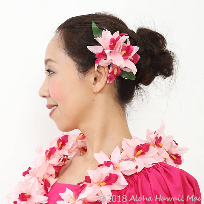 ランの女王カトレアにもひけをとらないバンダオーキッドのヘアクリップは、フラダンスやウクレレのレッスン、イベント・発表会などで活躍する華やかなヘアクリップです。 フラダンスの髪飾りとして お部屋のインテリアとしても素敵です。 カラー：ピンク濃淡 素材：ポリエステル サイズ：約11cm クリップ：約9cm Designed in Hawaii Made in China こちらの髪飾りは、入荷時期によって、色合いが異なる場合がございます、予めご了承くださいませ。フラダンス 髪飾りバンダオーキッド ピンク ランの女王カトレアにもひけをとらない華やかなバンダオーキッドのヘアクリップは、フラのレッスンやウクレレのイベント、発表会で活躍する華やかなヘアクリップです。 おうちハワイ計画としてお部屋のインテリアとしても素敵です。 サイズ：約11cm クリップ：約9cm レイは別売りです。 ただ今のお届けはスチールクリップでのお届けとなります。 ハワイ規格の髪飾りは、ほつれ止め加工を施しておりませんので、花びらや葉にほつれなどがある場合がございます、予めご了承ください。 また、ひとつひとつ手作りのため、花の付き方、葉の付き方が異なる場合や、入荷時期によってカラーが若干異なる場合がございます。 おおらかなハワイ規格のため、予めご了承願います。 &copy; 2018 Waiesu Co.,Ltd. 当サイト内の画像、及び文章等の複写及び無断転載を禁じます。 この商品を購入された方のレビュー ★★★★★ 大好きなカトレア髪飾り 大好きなカトレアの髪飾りが届きました。色も綺麗で、大きさも丁度良いです。フラダンスの教室で早速使います。2023-01-11