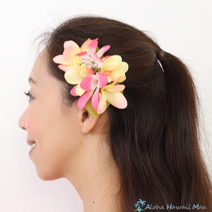 ハワイを代表する花、ハイビスカスと並んで人気のプルメリアの華やかなヘアクリップ。 フラやウクレレのイベント・舞台に、またおうちハワイ計画としてお部屋のインテリアとしても素敵です。 素材 花：ポリエステル クリップ：スチール サイズ：約12cm クリップ：約9cm Designed in Hawaii Made in China こちらの髪飾りは、入荷時期によって、色合いが異なる場合がございます、予めご了承くださいませ。 &#169; 2018 Waiesu Co.,Ltd. 当サイト内の画像、及び文章等の複写及び無断転載を禁じます。フラダンス 髪飾りプルメリア ローズミックス ハワイを代表する花、ハイビスカスと並んで人気のプルメリアの華やかなヘアクリップ。 フラやウクレレのイベント・舞台に、またおうちハワイ計画としてお部屋のインテリアとしても素敵です。 サイズ：約12cm クリップ：約9cm クリップのカラーは入荷時期によって異なる場合がございます、予めご了承ください。 プルメリアヘアクリップは、ひとつひとつ手作りのため、花の付き方、葉の付き方が異なる場合や入荷時期によってカラーが若干異なる場合がございます。 おおらかなハワイ規格とご理解願います。 &copy; 2018 Waiesu Co.,Ltd. 当サイト内の画像、及び文章等の複写及び無断転載を禁じます。