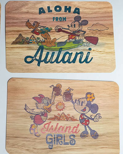 【8000円以上で送料無料！】ハワイ限定！ディズニーAULANI（アウラニリゾート）ディズニー ポストカード（コアウッド） 1枚（デザインをお選びください）※自然素材のため、一つ一つ風合いが違います※北海道・九州は1万円以上で送料無料！（沖縄のぞく）