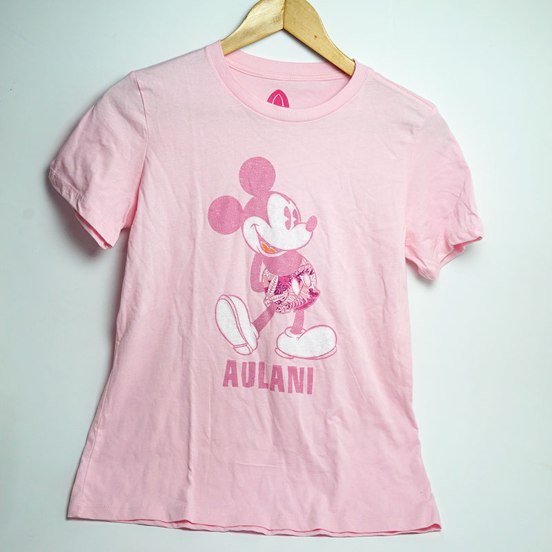 ハワイ限定！ディズニーAULANI（アウラニリゾート）Tシャツ 2020 Newアメリカサイズですので、1サイズ下を目安にしてください！日本サイズMの場合はアメリカSサイズ※北海道・九州は1万円以上で送料無料！（沖縄のぞく）