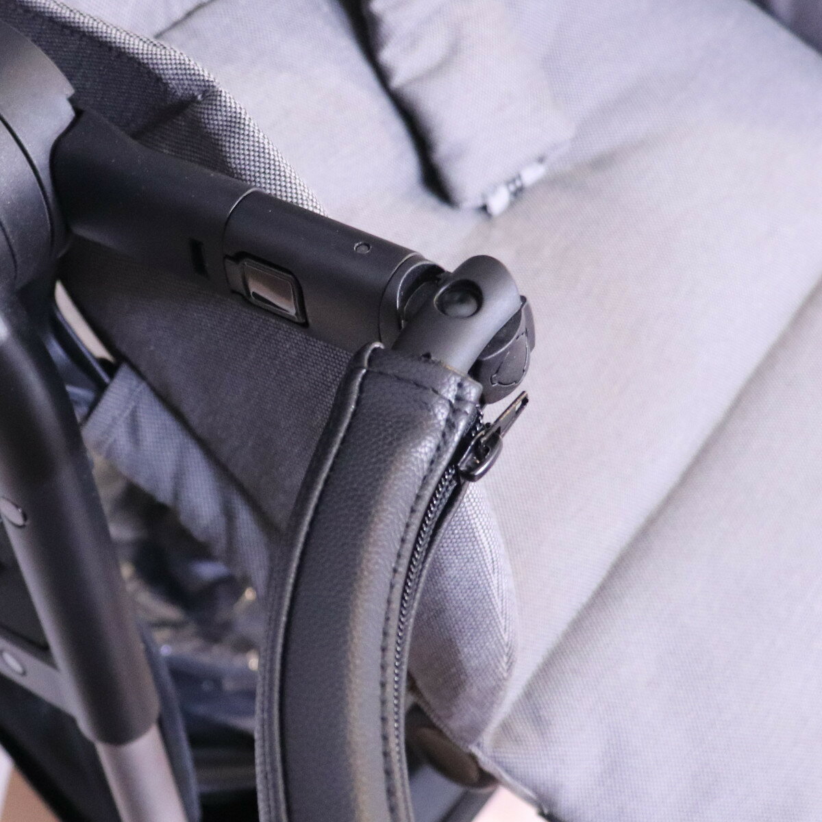高級感のある黒のフェイクレザーでベビーカーをおしゃれに バンパーバーの劣化を防ぎます 水拭き可能なので清潔に保つことができ 【予約販売】本 赤ちゃんのお世話も安心です cybex メリオカーボン用 メリオアルミ用 バンパーバー用カバー レザー調 黒 ブラック ALOHABABY ... 高級感のある黒のフェイクレザーでベビーカーをおしゃれに バンパーバーの劣化を防ぎます 水拭き可能なので清潔に保つことができ 【予約販売】本 赤ちゃんのお世話も安心です cybex メリオカーボン用 メリオアルミ用 バンパーバー用カバー レザー調 黒 ブラック ALOHABABY ...