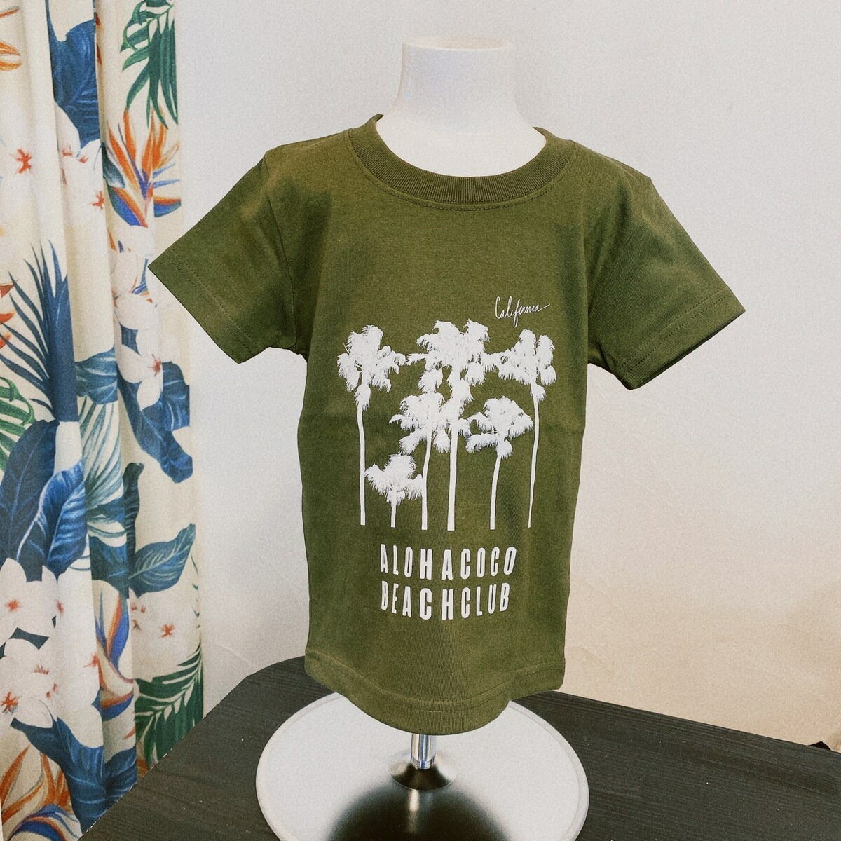 ALOHACOCO BEACHCLUB Palm tree KIDSTEE(シティグリーン) 親子コーデにおすすめ キッズTシャツ 予約商品となり1週間前後目安で発送となります。予めご了承くださいませ。サイズ 100.110.120.130.140.150.160素材 綿100％ 5.6oz セミコーマ糸 2