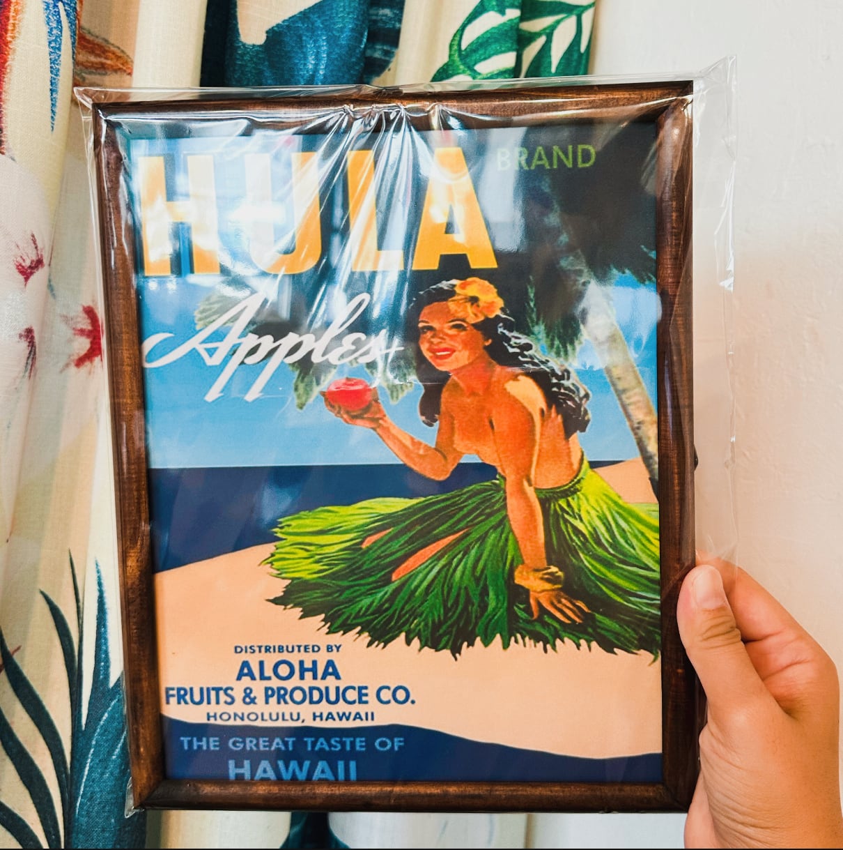 ナチュラルテイストの額に入ったレトロな絵【HULA APPLE